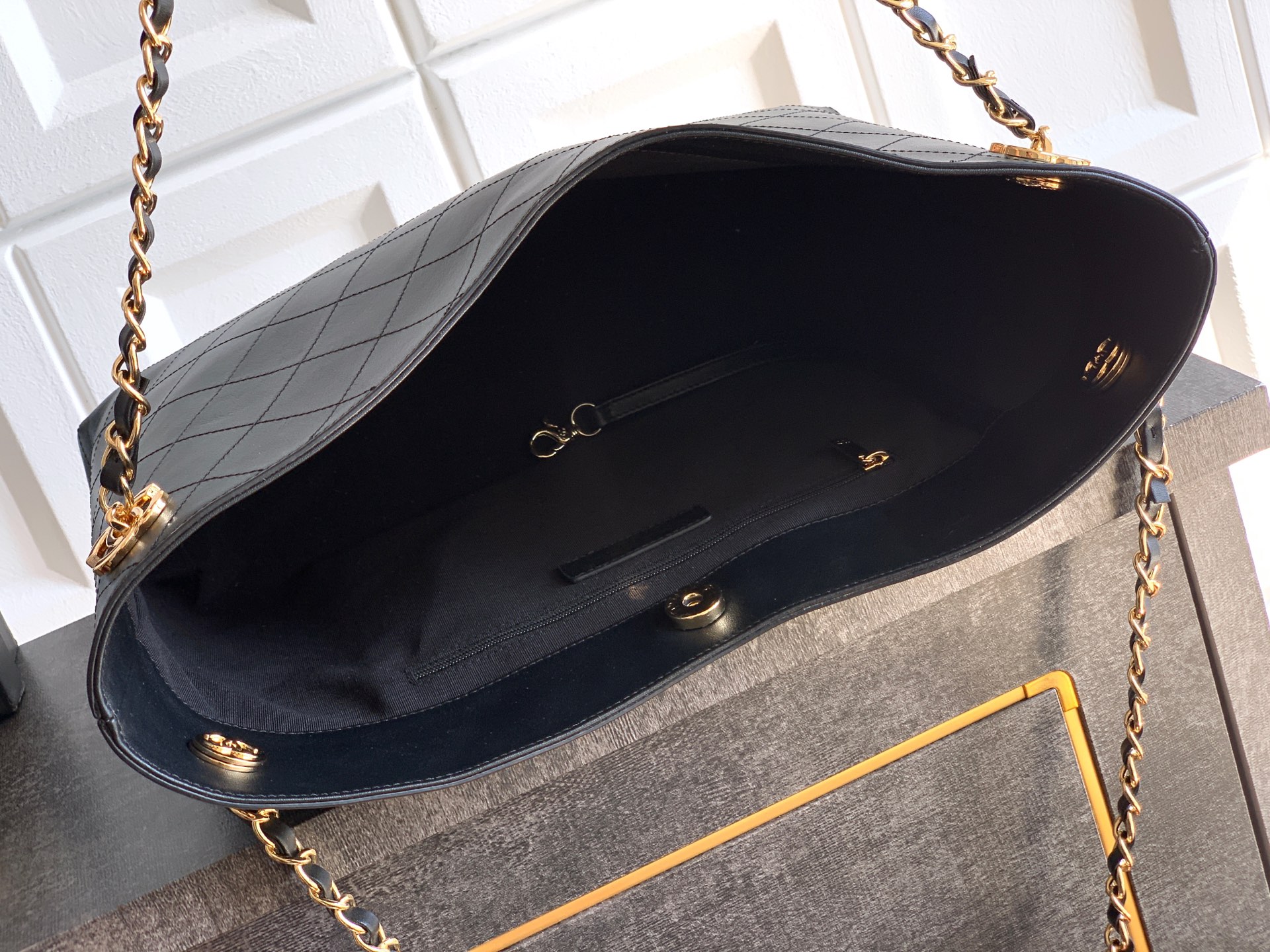 Chanel Basic Bag Black M-l-s