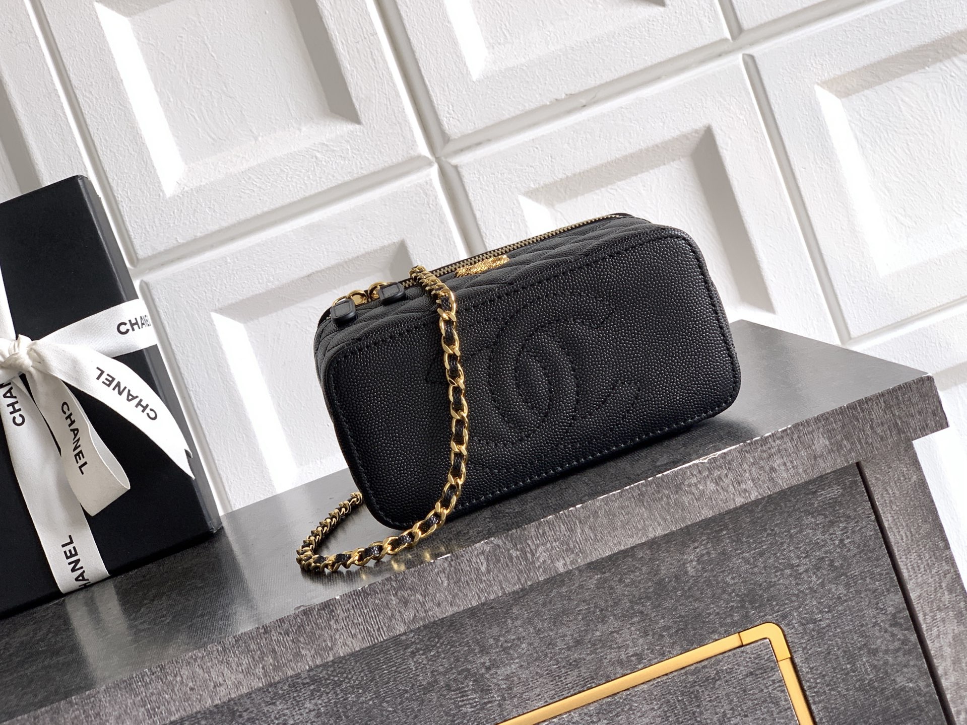 Chanel Basic Bag Black M-l