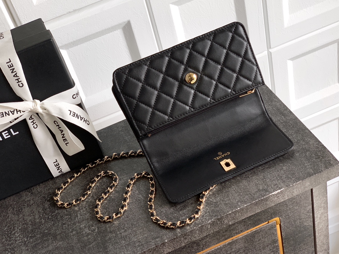 Chanel Basic Bag Black M-l
