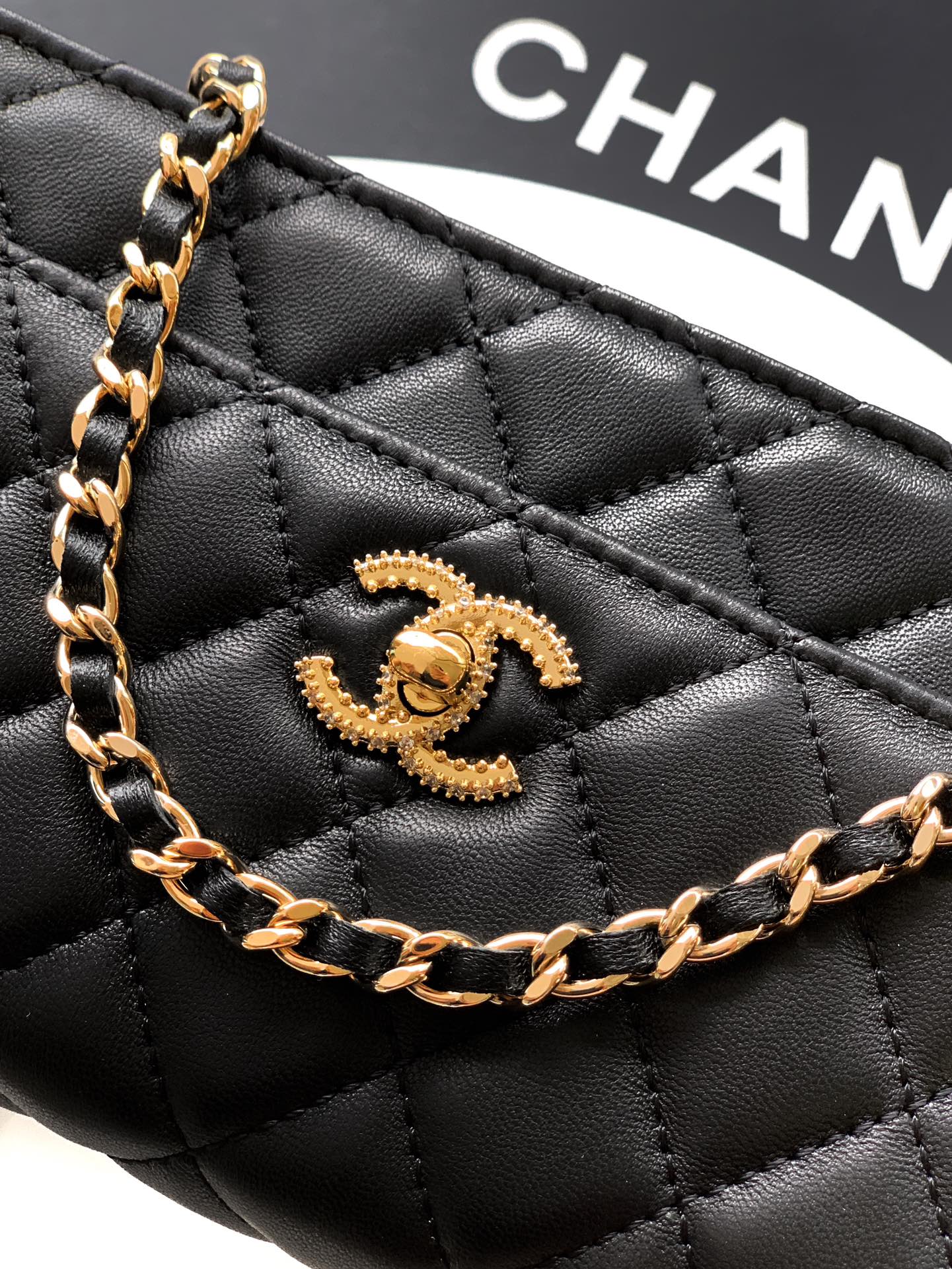 Chanel Basic Bag Black M-l