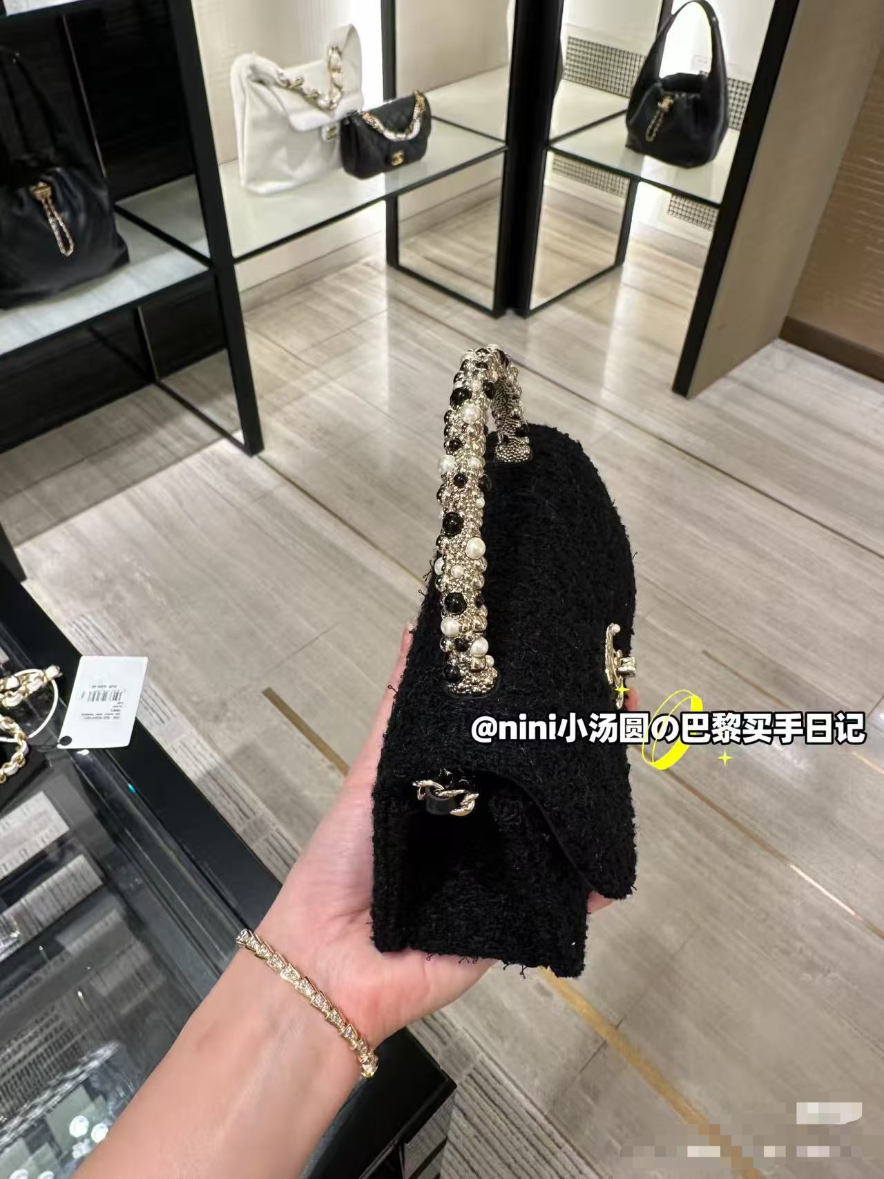 Chanel Basic Bag Black M-l