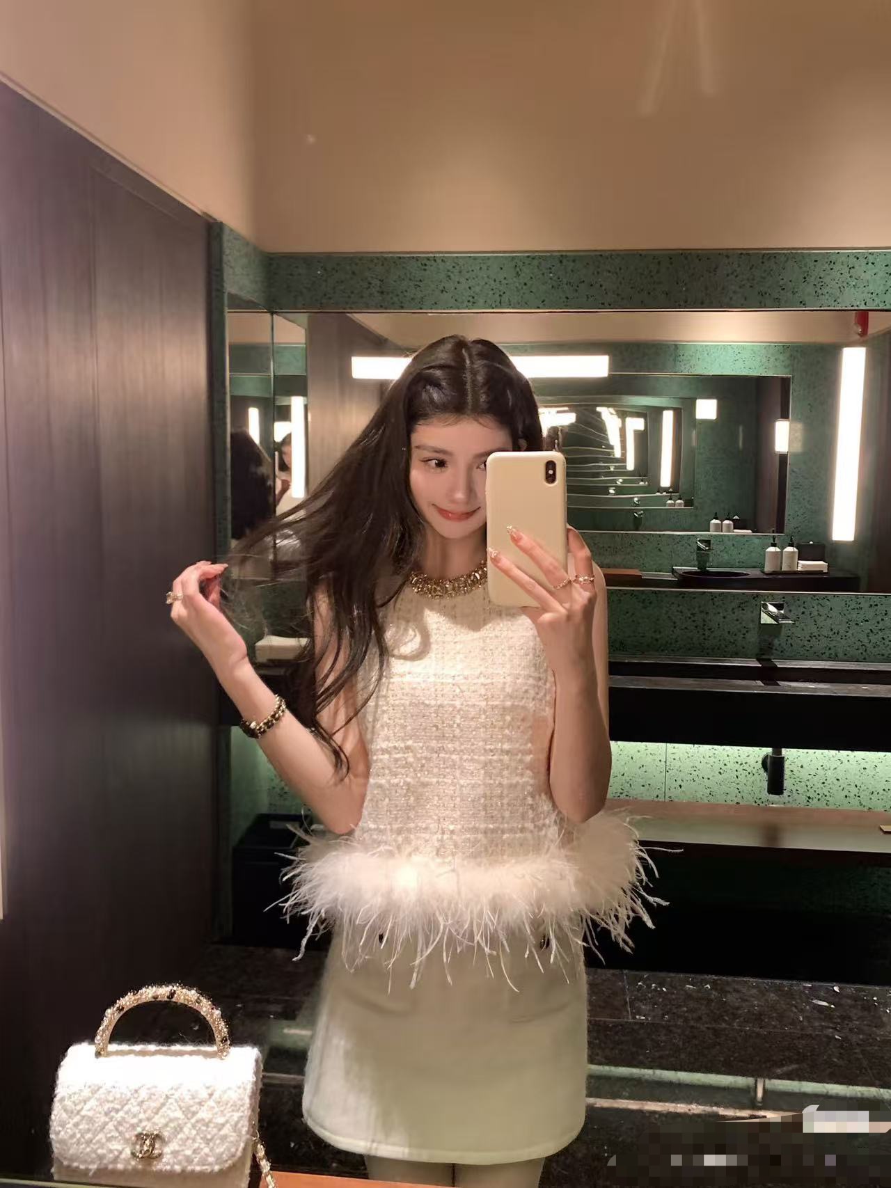 Chanel Basic Bag Black M-l