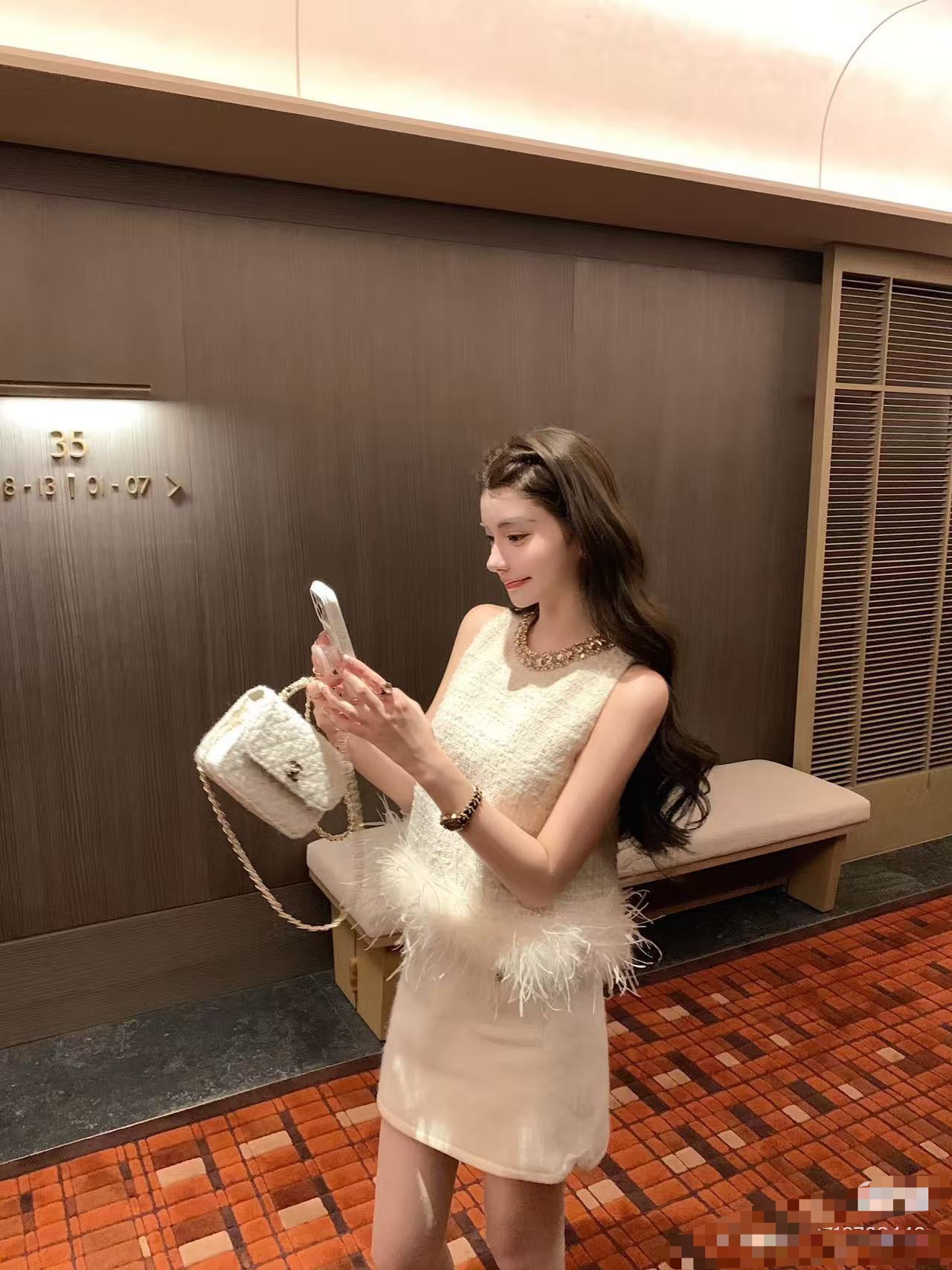 Chanel Basic Bag Black M-l