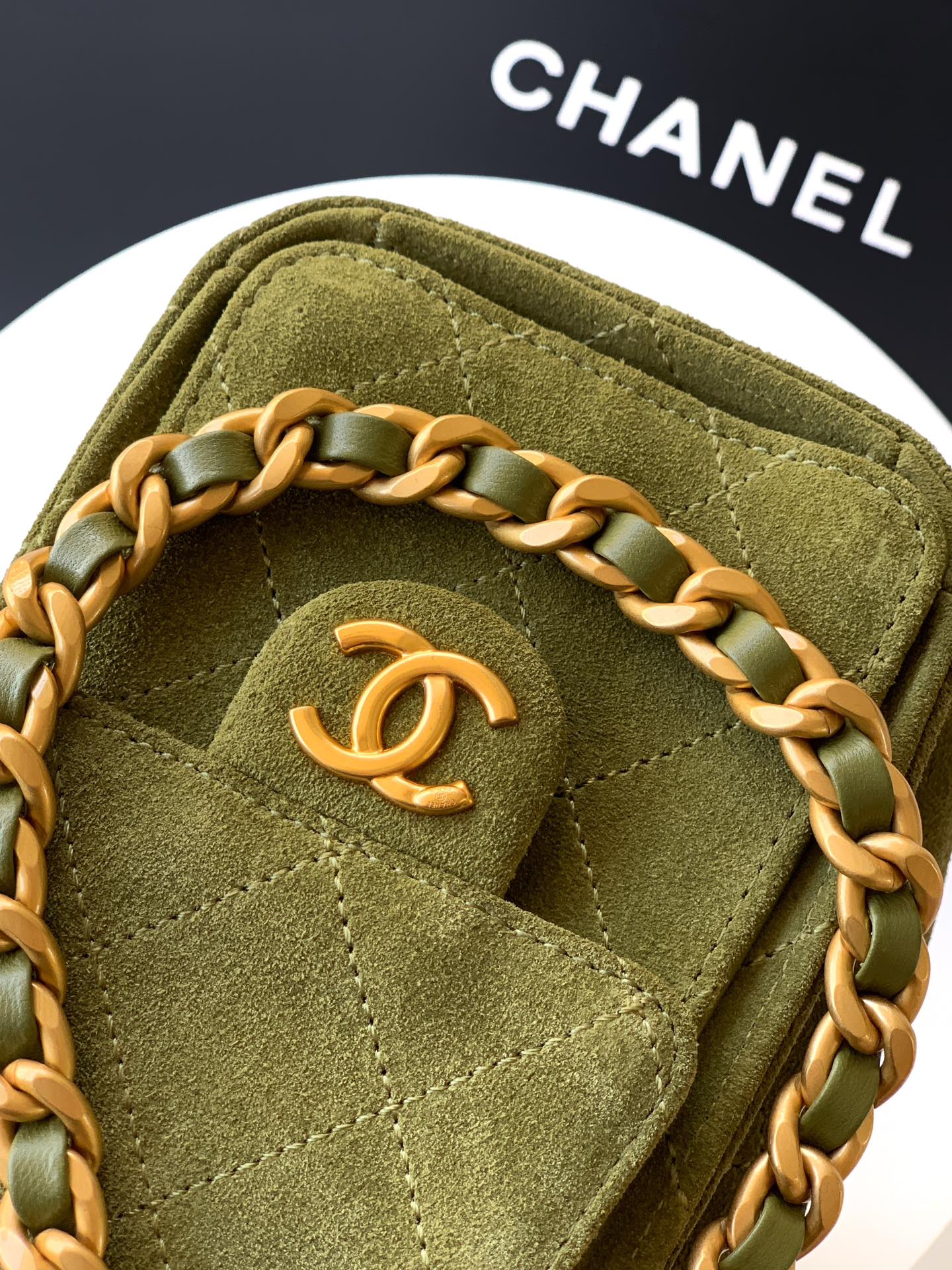 Chanel Basic Bag Gold M-l
