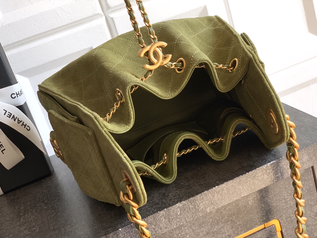 Chanel Basic Bag Gold M-l