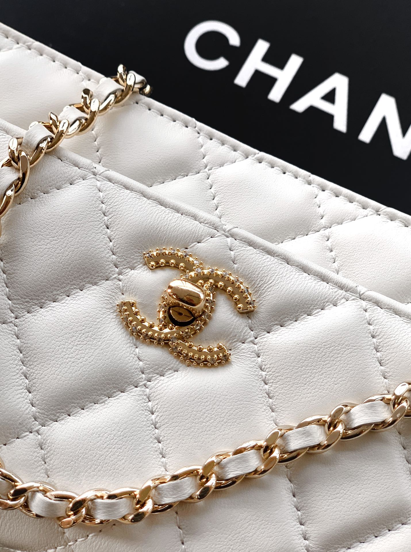 Chanel Basic Bag M-l