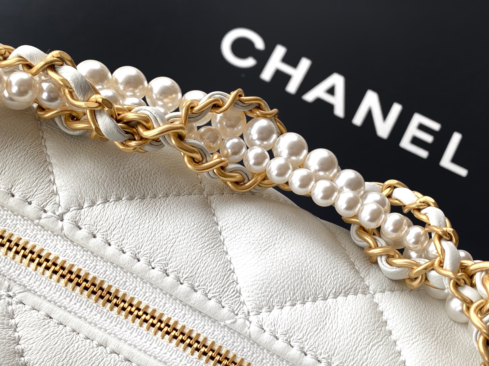 Chanel Basic Bag Sheepskin White L