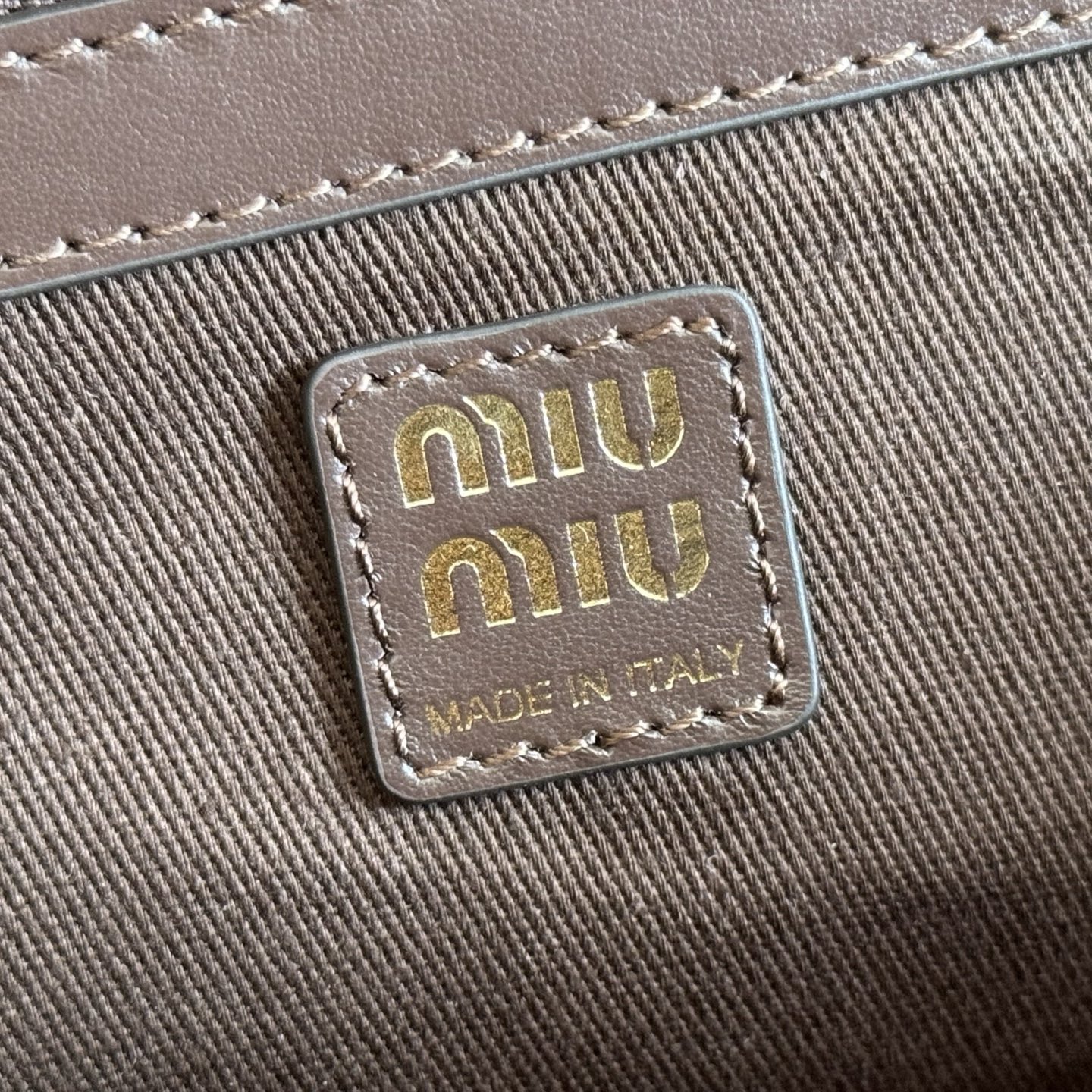 Miu Miu Basic Bag Cow Leather M