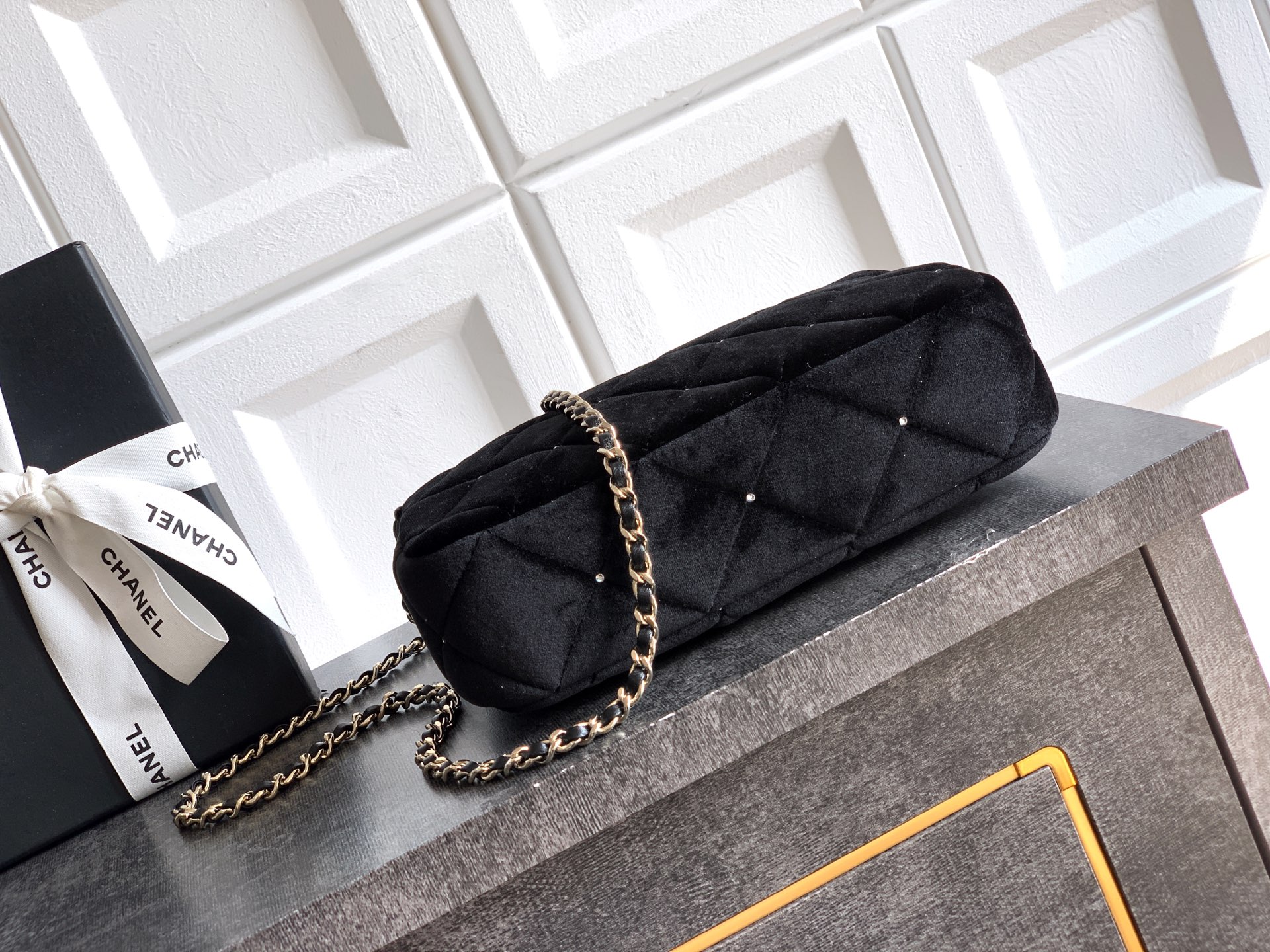 Chanel Basic Bag Black M-l-s