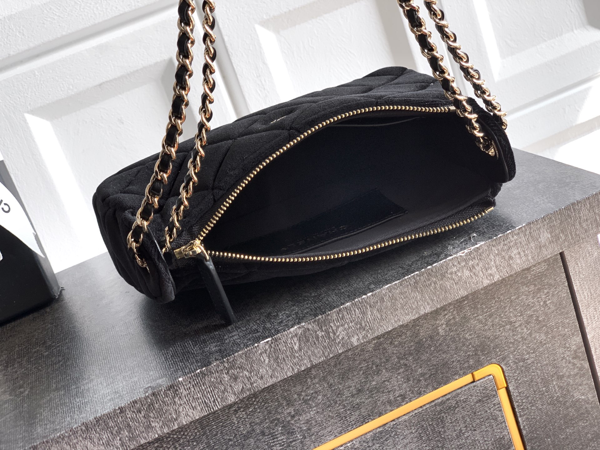 Chanel Basic Bag Black M-l-s