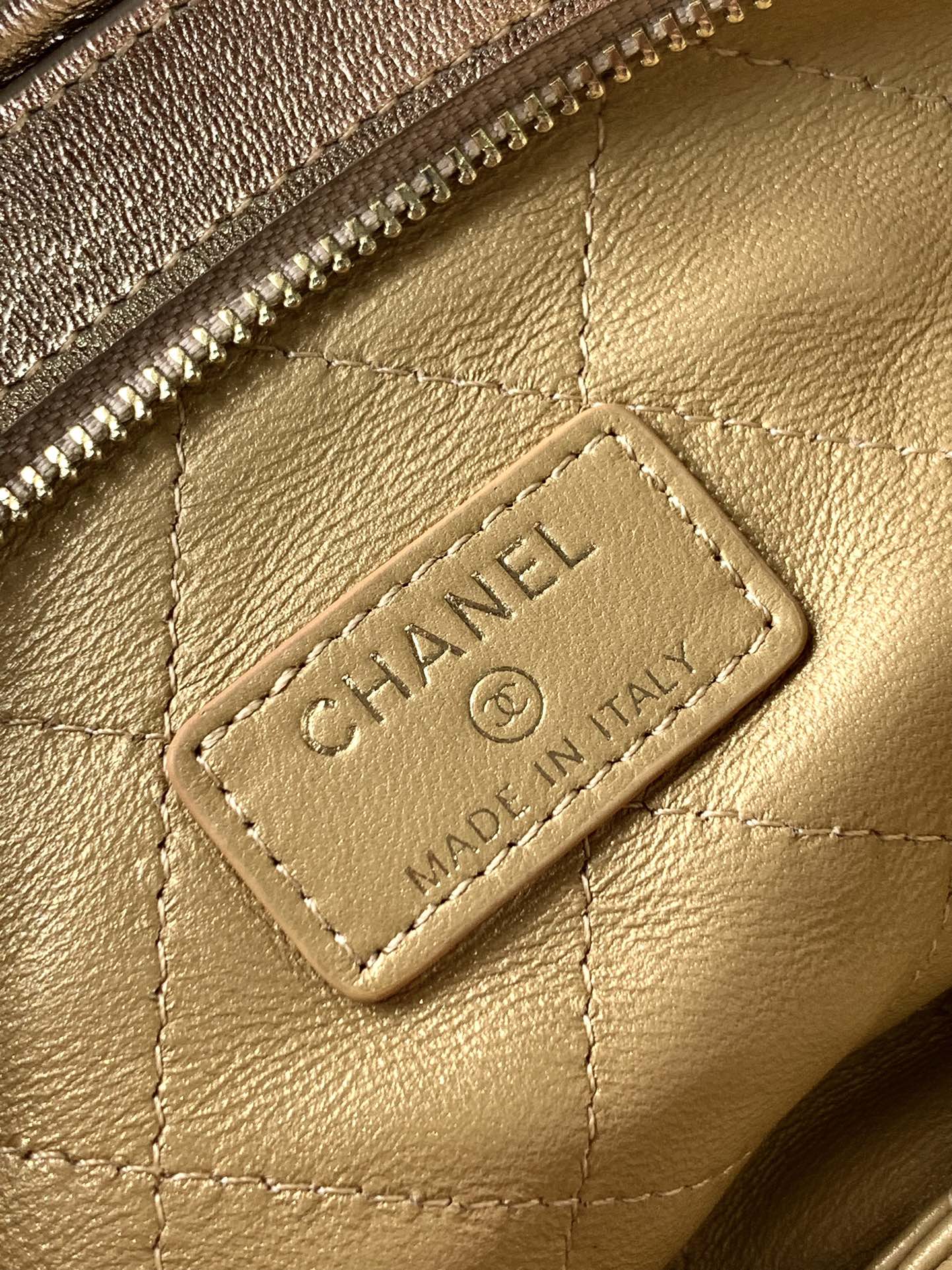 Chanel Tote Bag Gold M-l-s