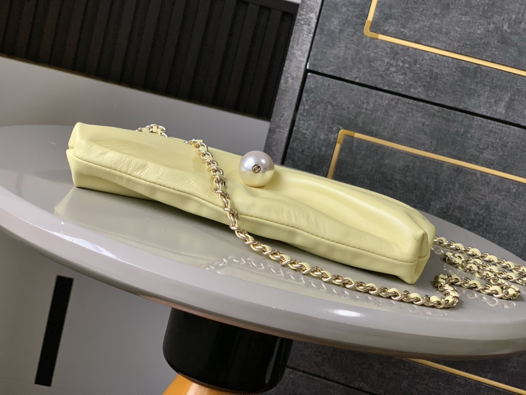 Chanel Tote Bag Gold M-l-s