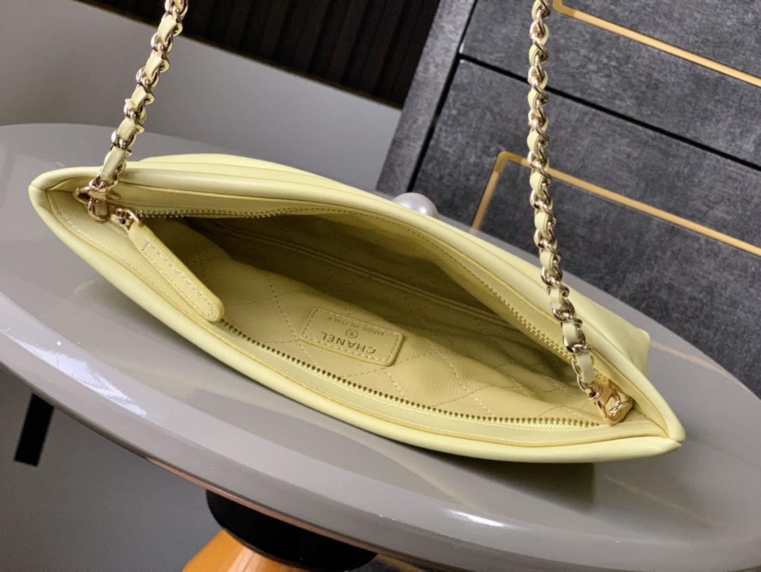 Chanel Tote Bag Gold M-l-s