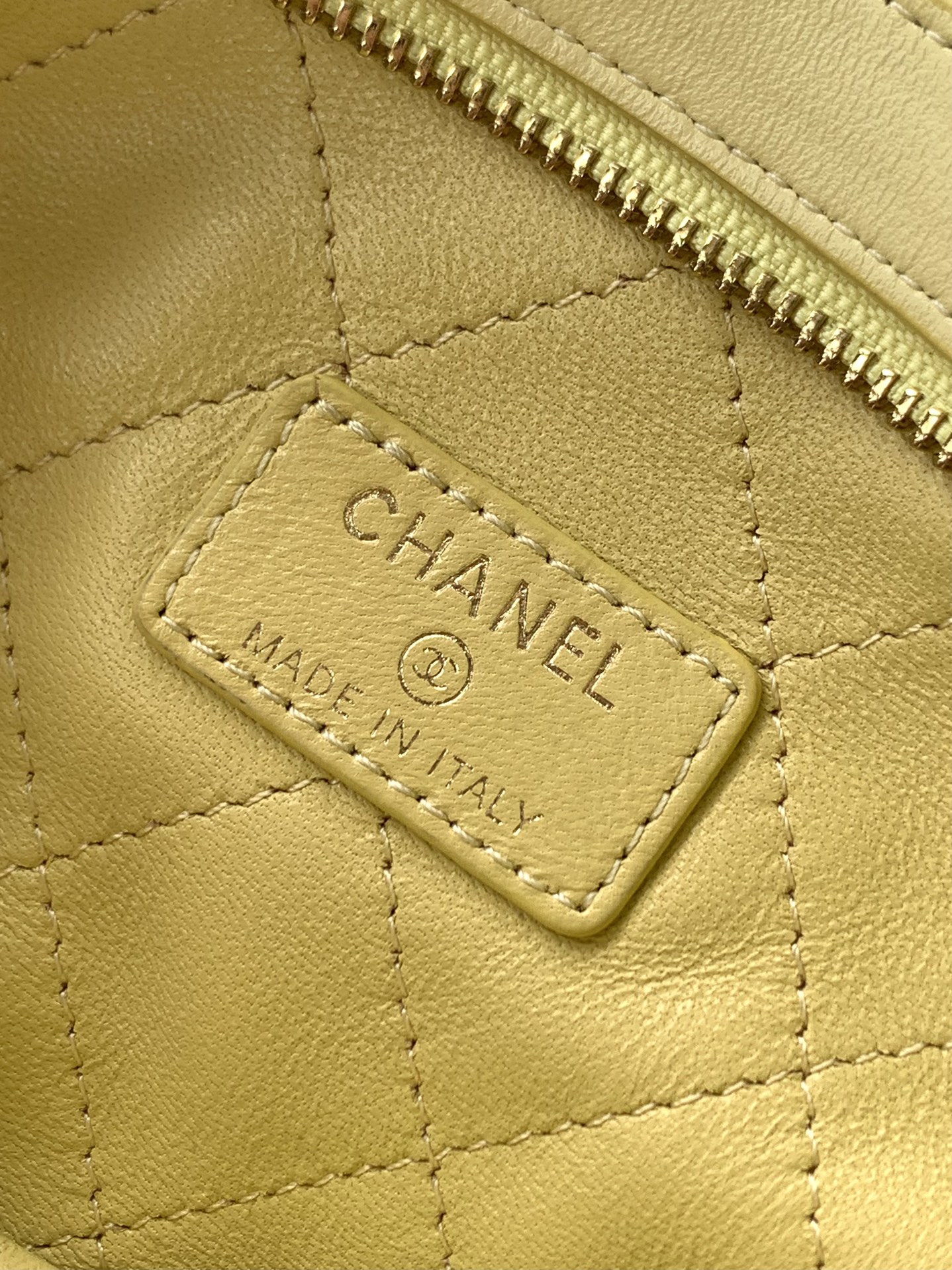 Chanel Tote Bag Gold M-l-s