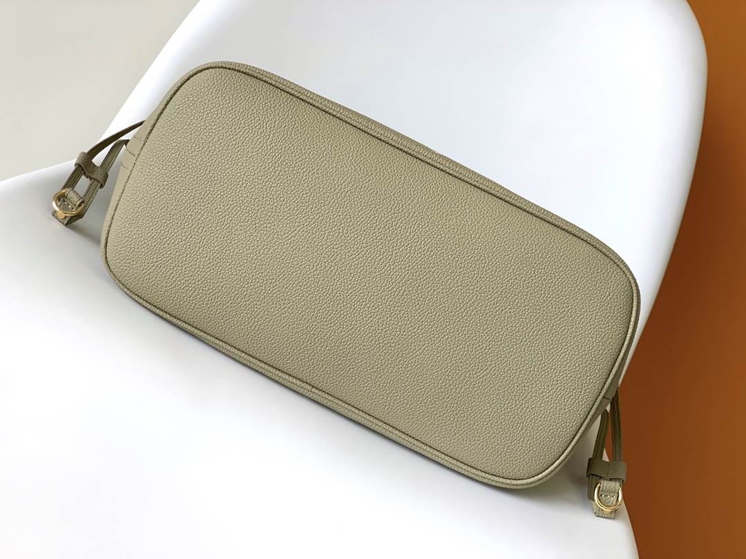 Louis Vuitton Basic Bag M-l