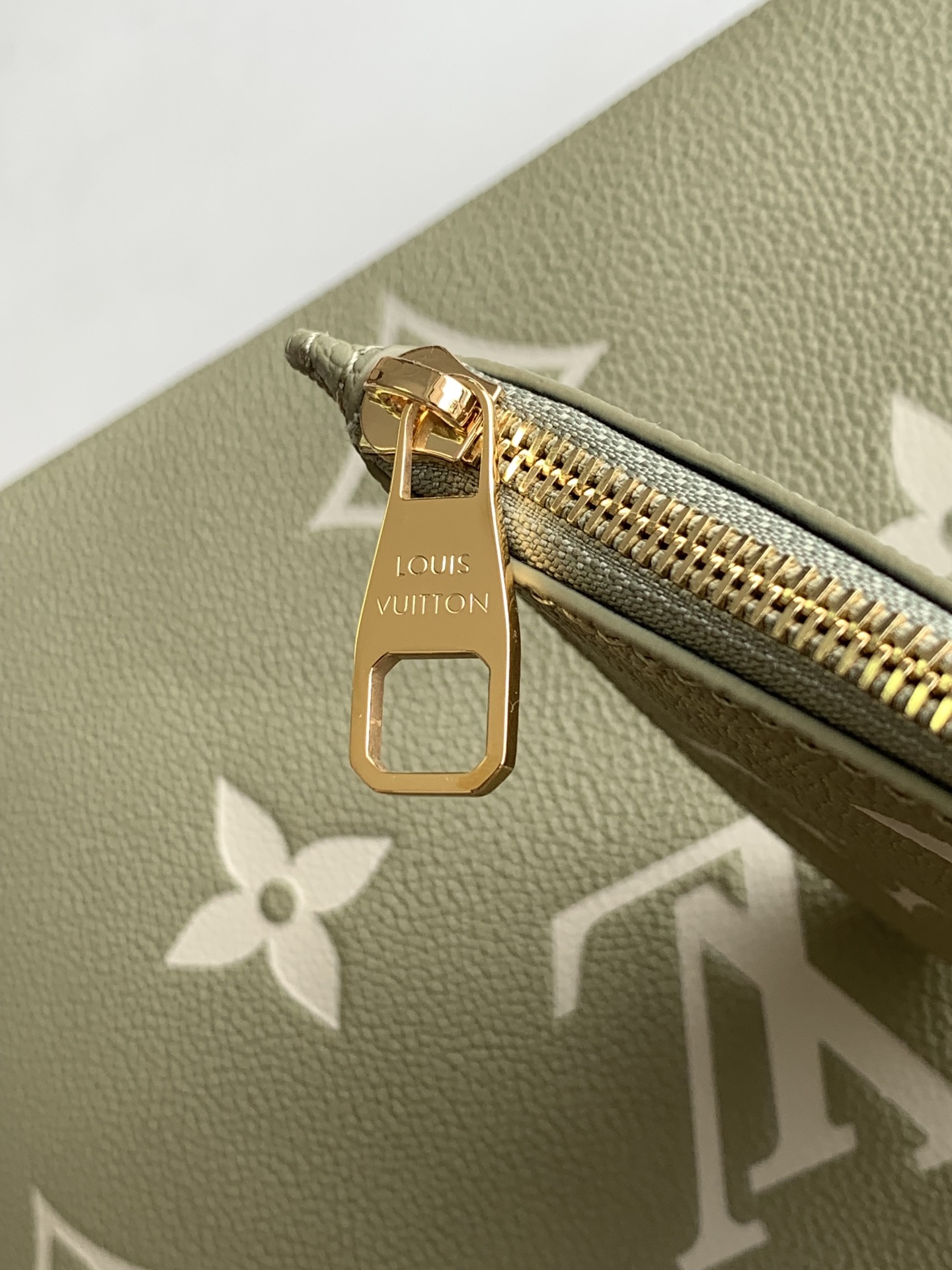 Louis Vuitton Basic Bag M-l