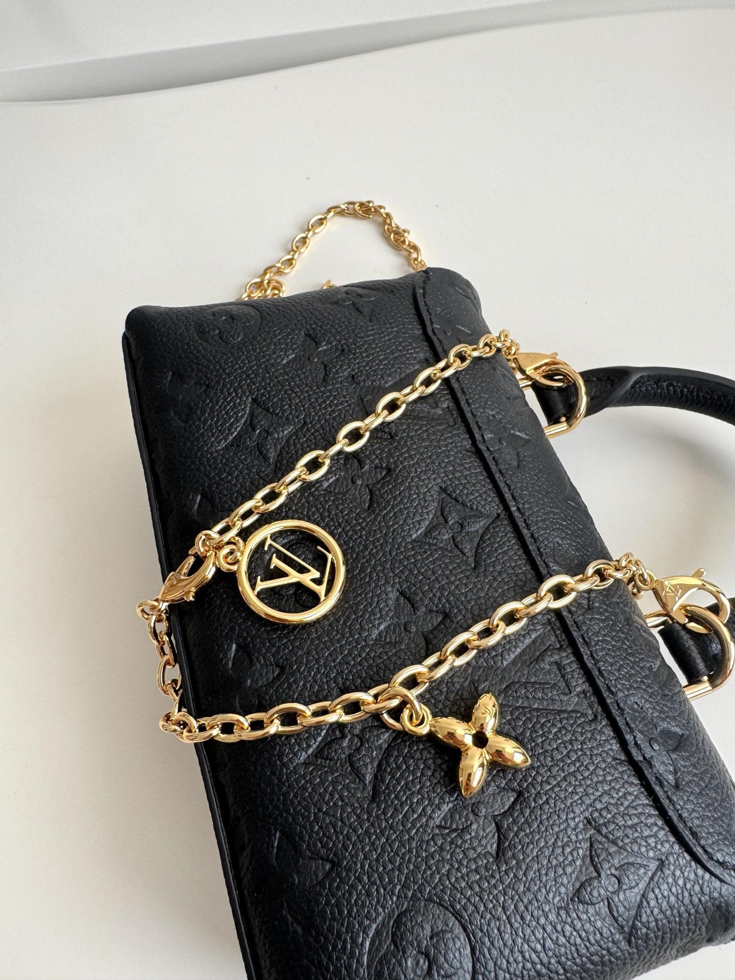 Louis Vuitton Basic Bag M-l-s