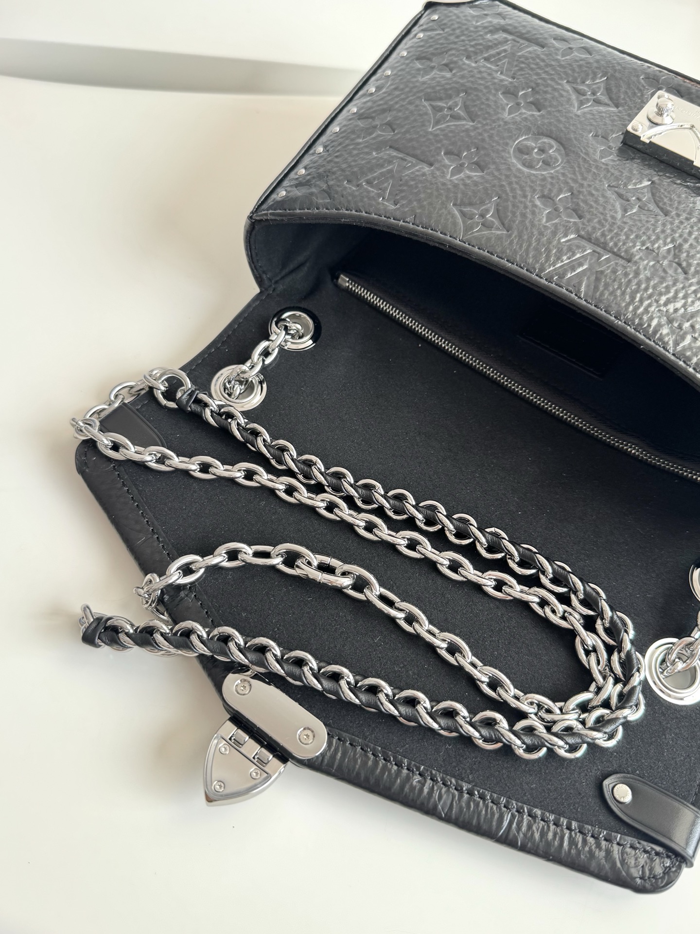 Louis Vuitton Basic Bag M-l-s