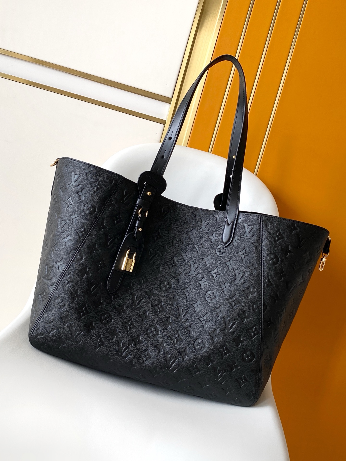 Louis Vuitton Tote Bag Black M-l