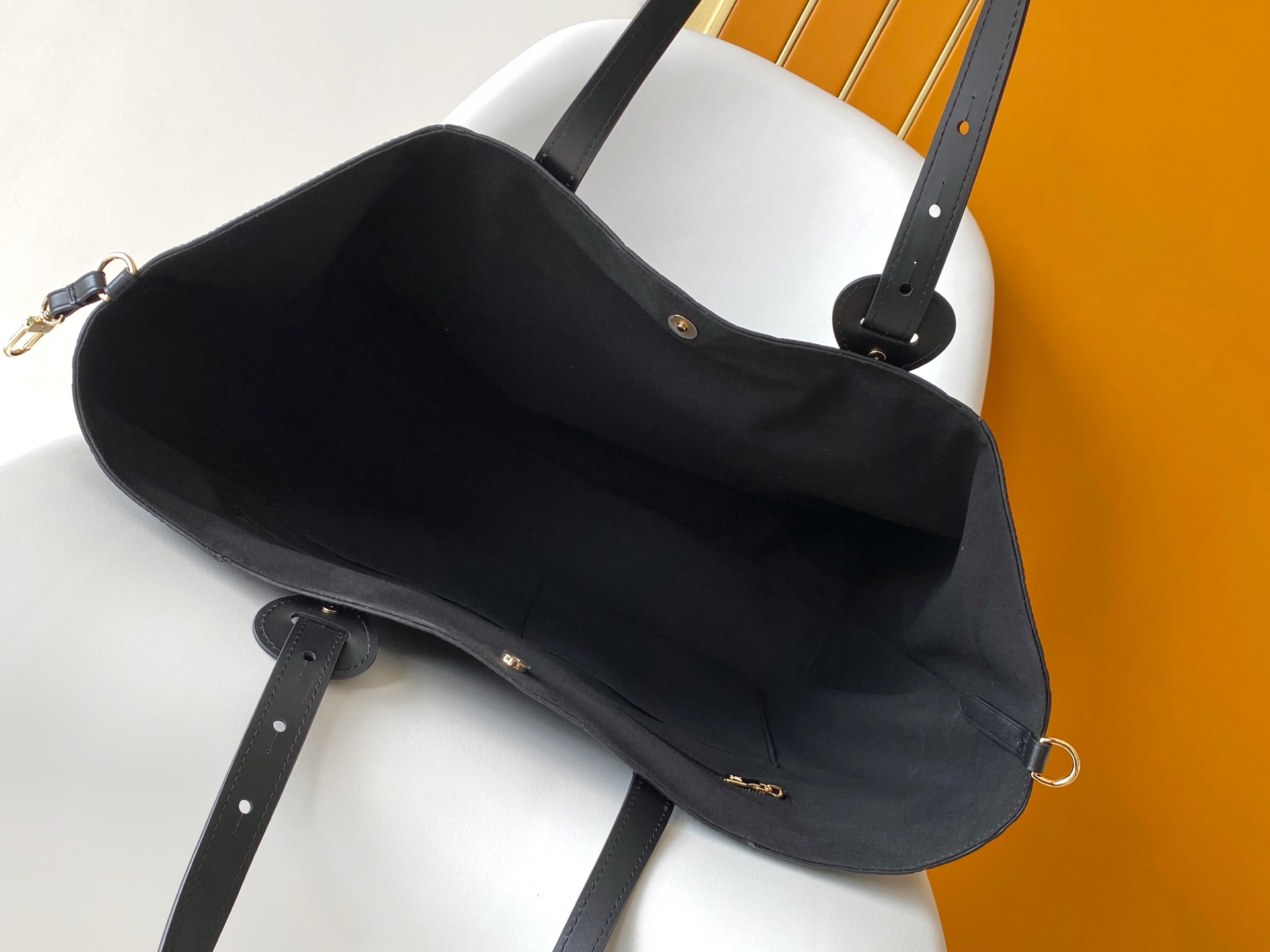 Louis Vuitton Tote Bag Black M-l