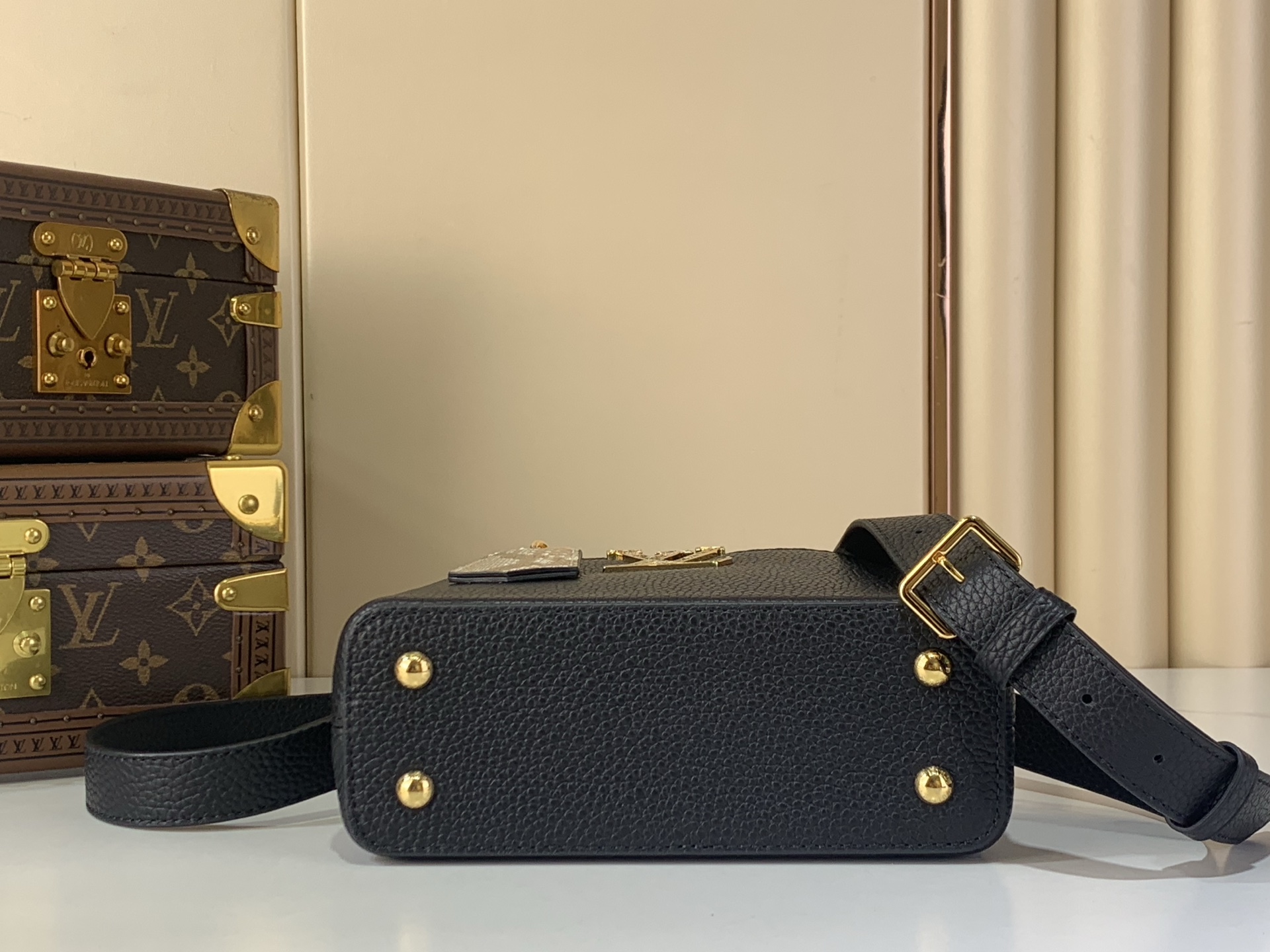 Louis Vuitton Basic Bag Black M-s