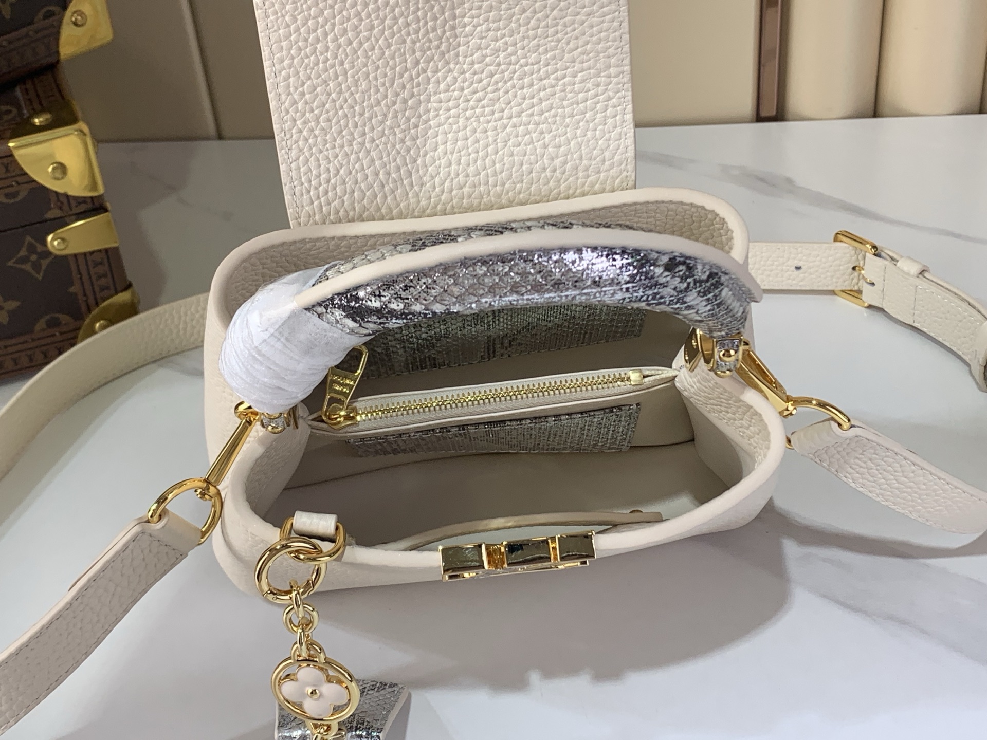 Louis Vuitton Basic Bag White M-s