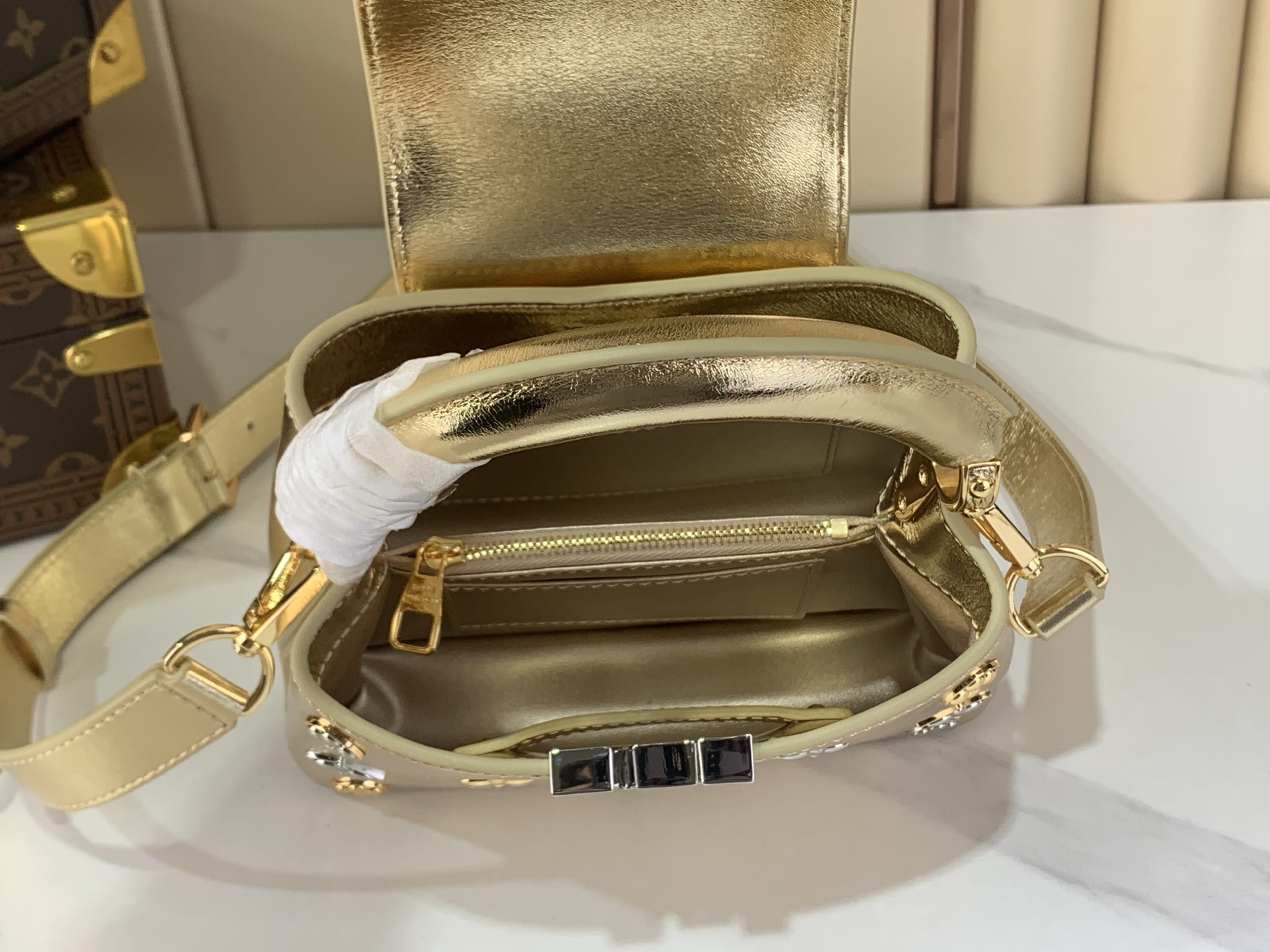 Louis Vuitton Basic Bag Gold M-l-s