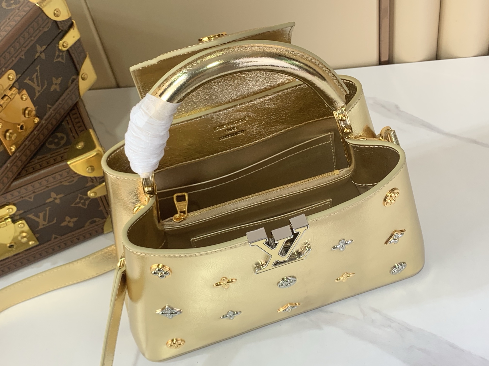 Louis Vuitton Basic Bag Gold M-l-s