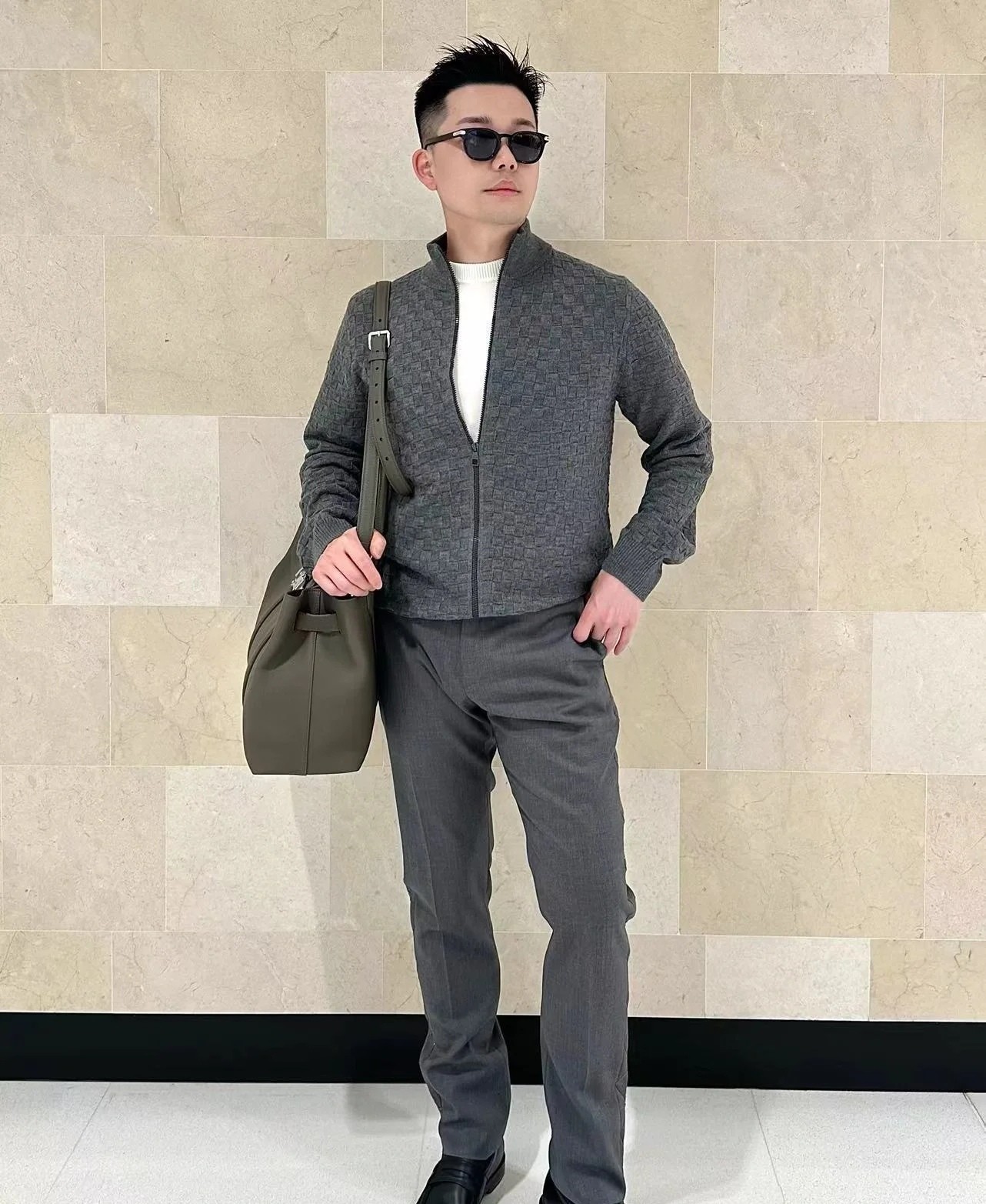 Louis Vuitton Tote Bag Black M-s