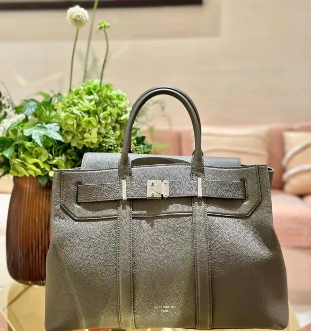 Louis Vuitton Tote Bag Black M-s