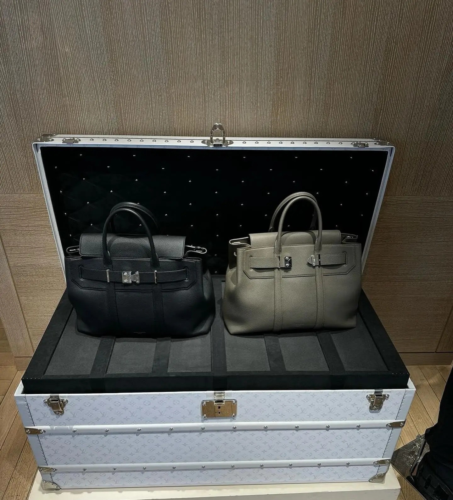 Louis Vuitton Tote Bag Black M-s