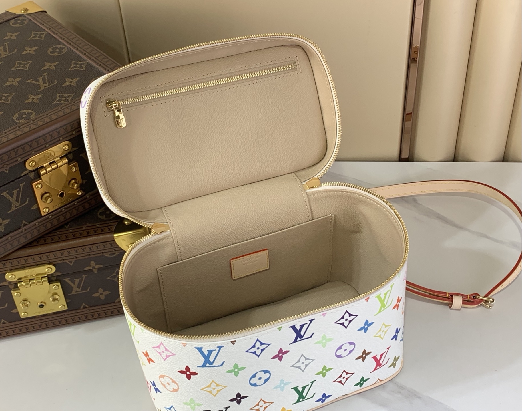 Louis Vuitton Basic Bag Canvas M