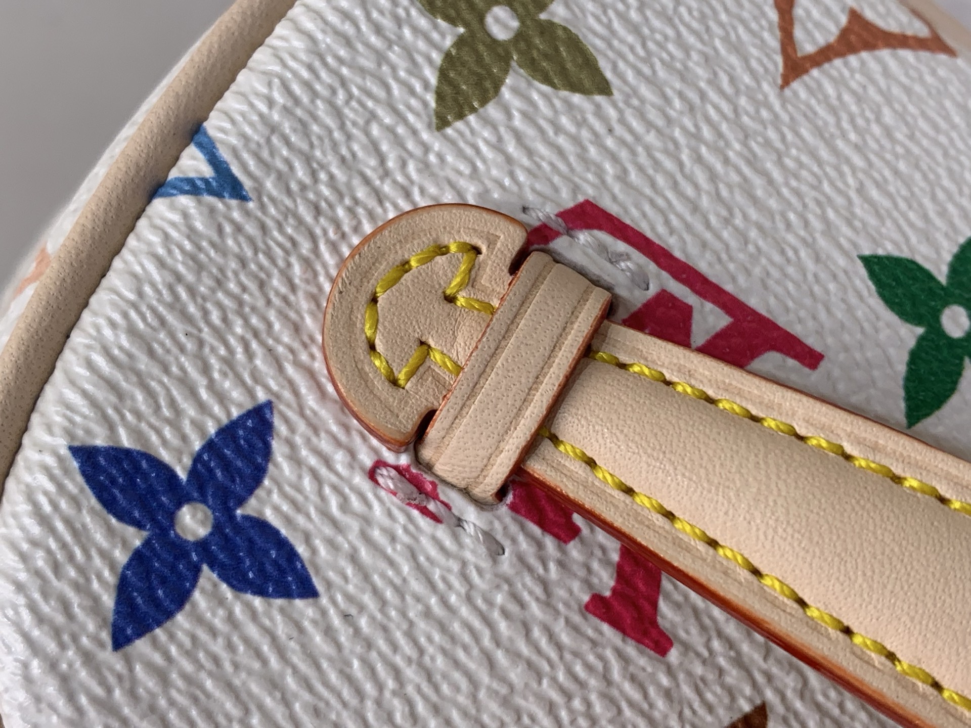 Louis Vuitton Basic Bag Canvas M