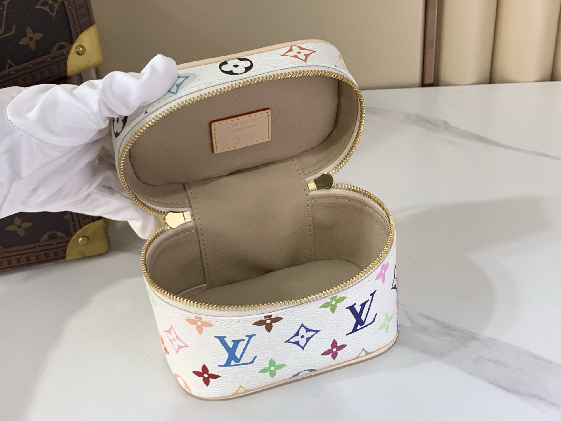 Louis Vuitton Basic Bag Canvas M