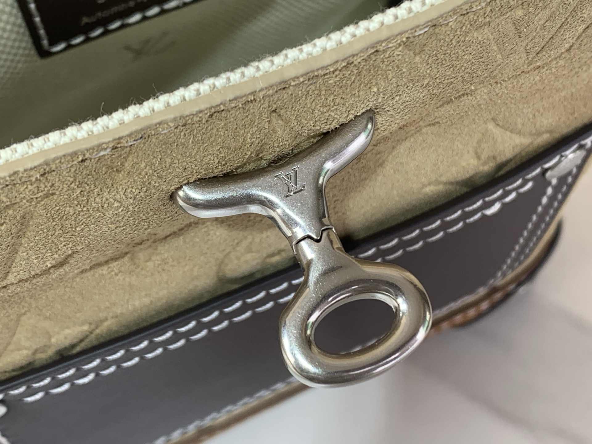 Louis Vuitton Basic Bag M-s