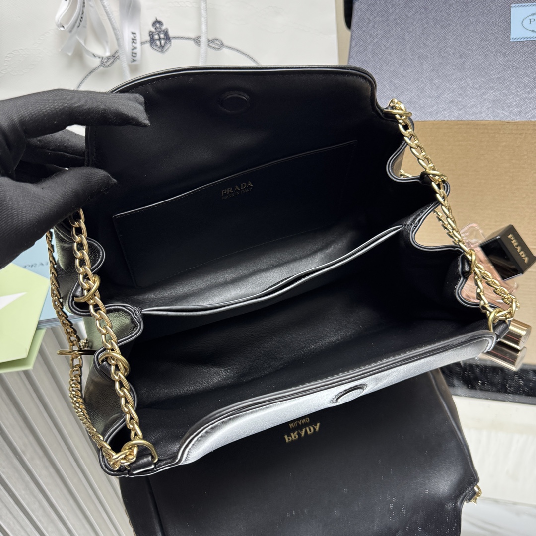 Prada Female Basic Bag 13cm-m-l