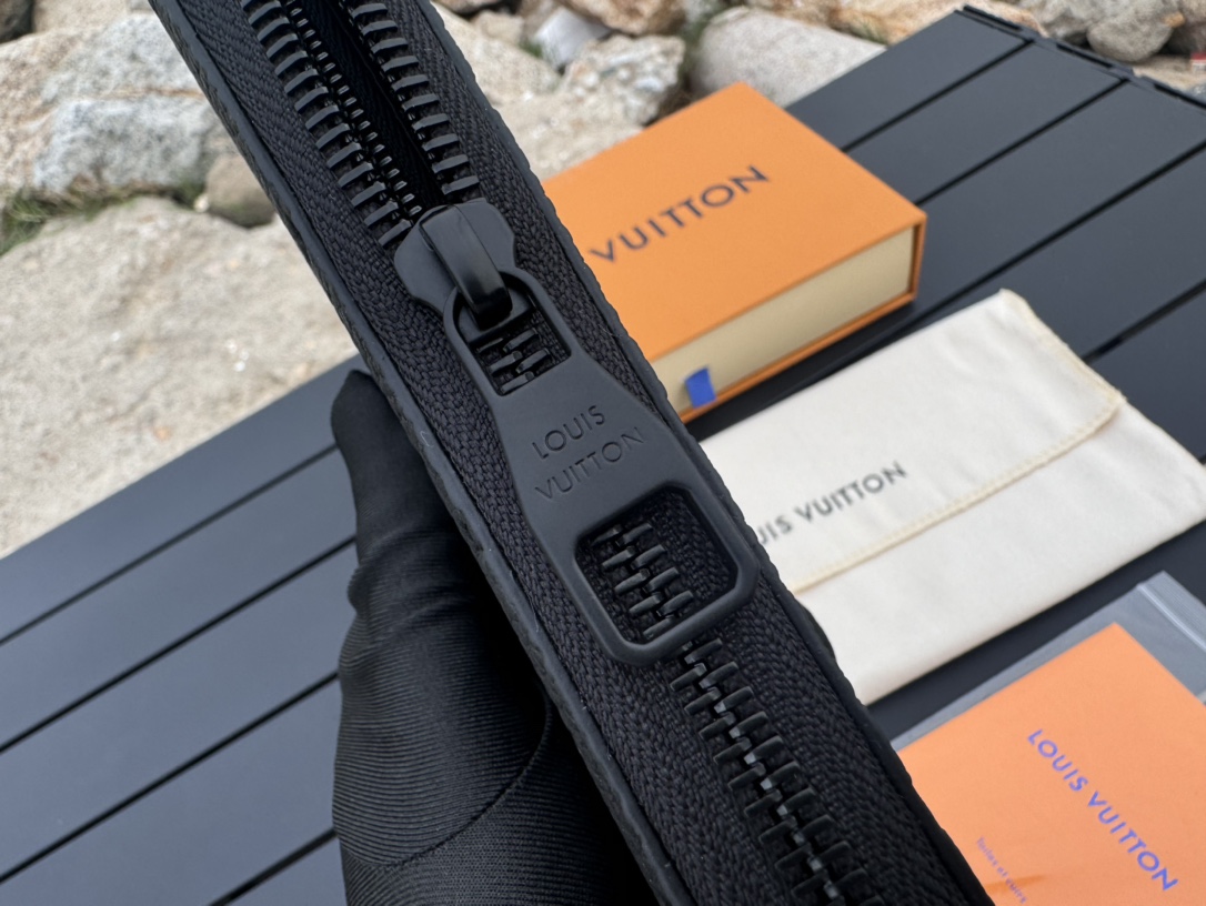 Louis Vuitton Basic Bag M-l