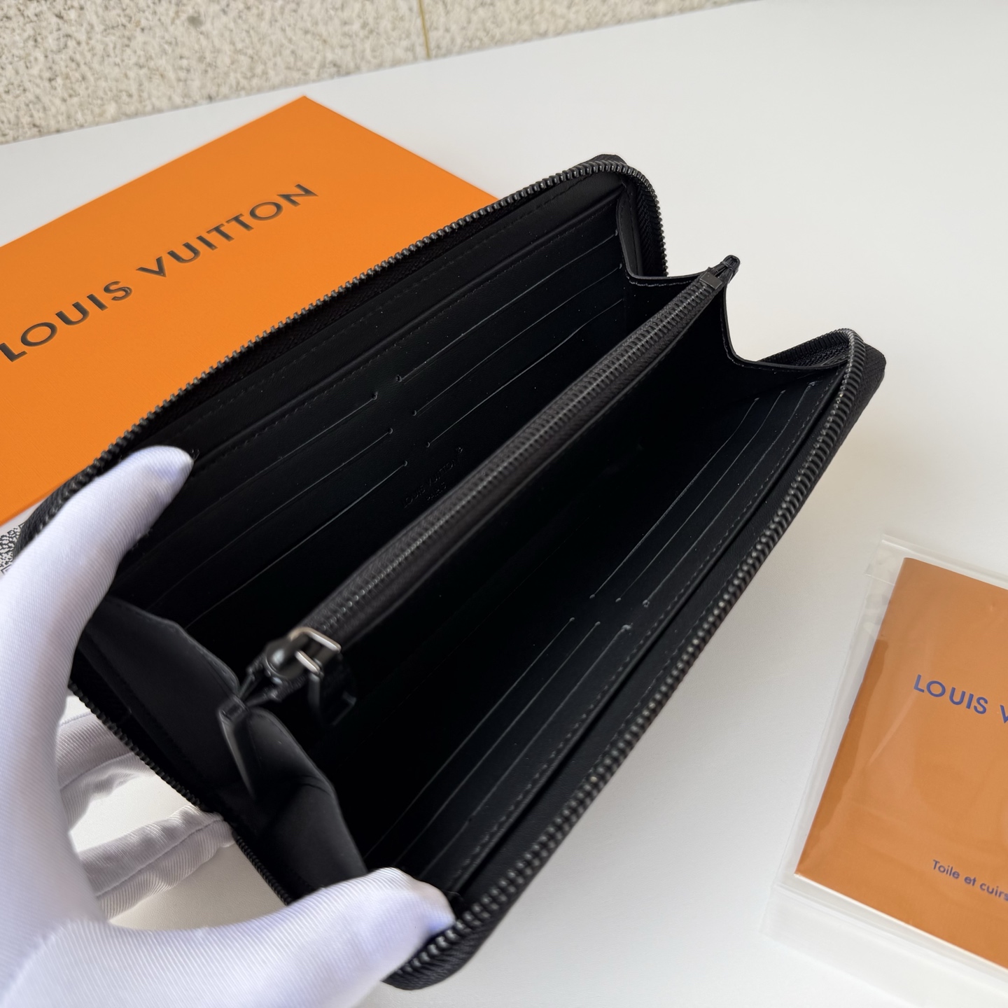 Louis Vuitton Basic Bag Black M