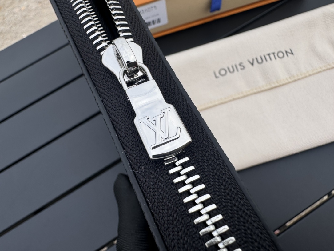 Louis Vuitton Basic Bag Silver M-l