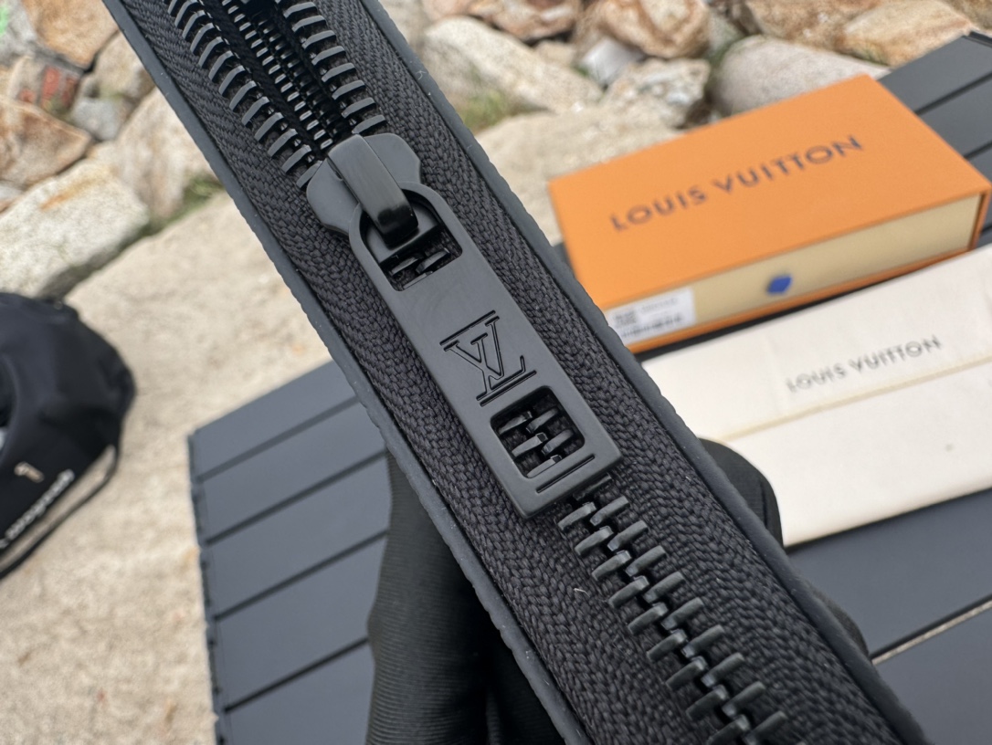 Louis Vuitton Basic Bag Black M-l