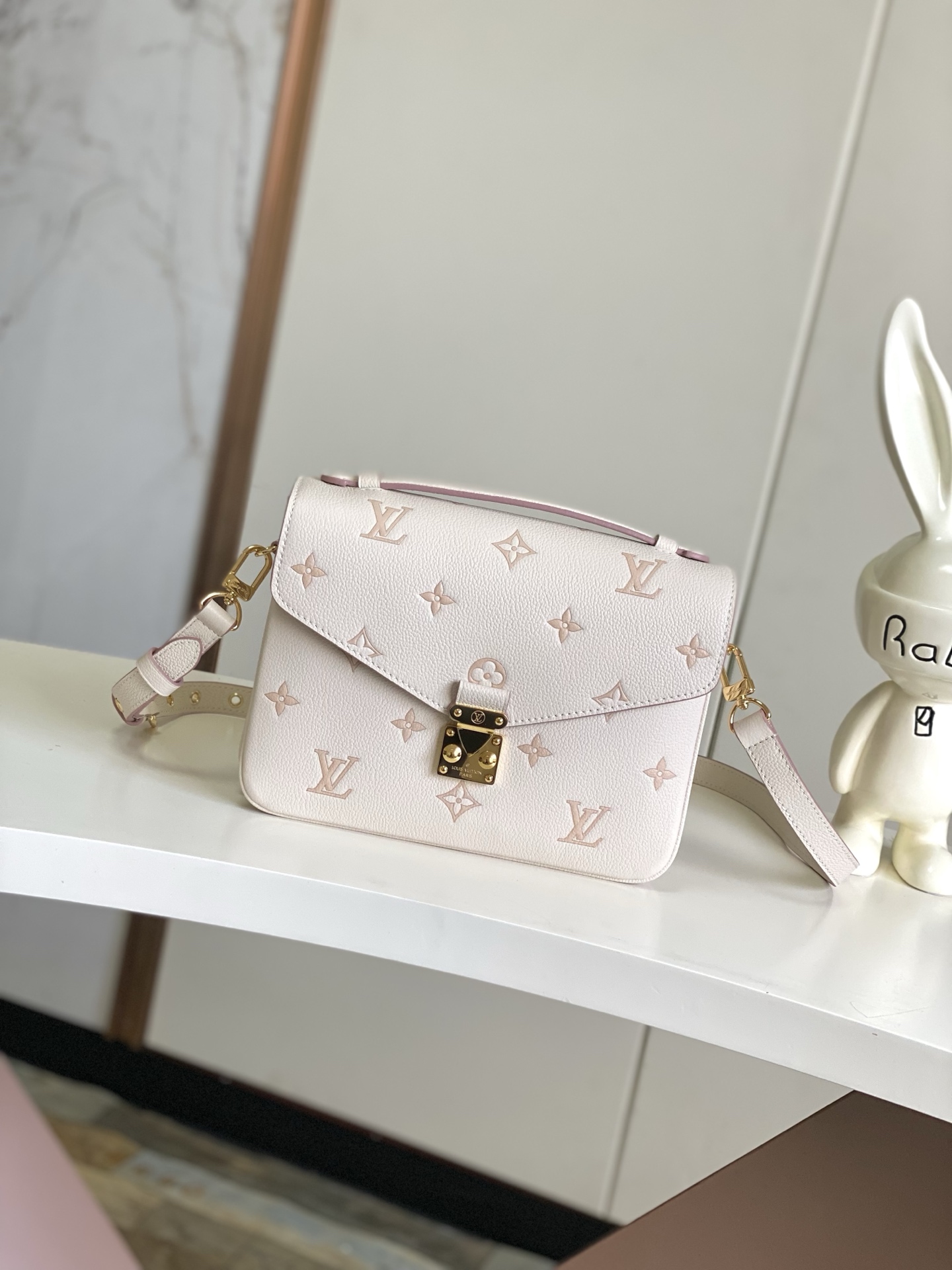 Louis Vuitton Messenger Bag White M