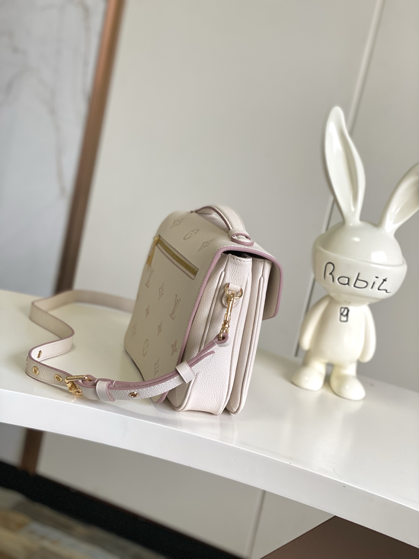 Louis Vuitton Messenger Bag White M