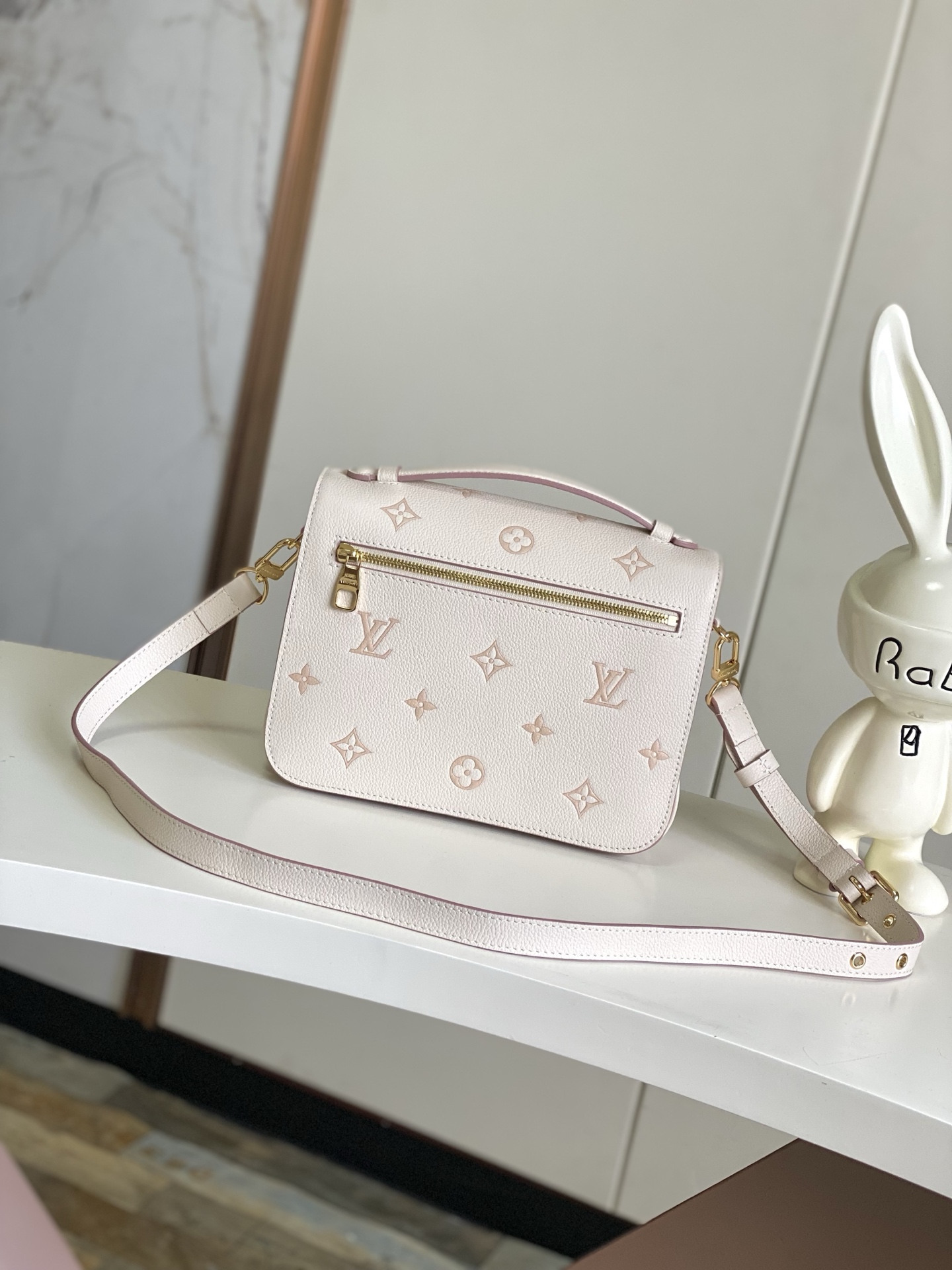 Louis Vuitton Messenger Bag White M