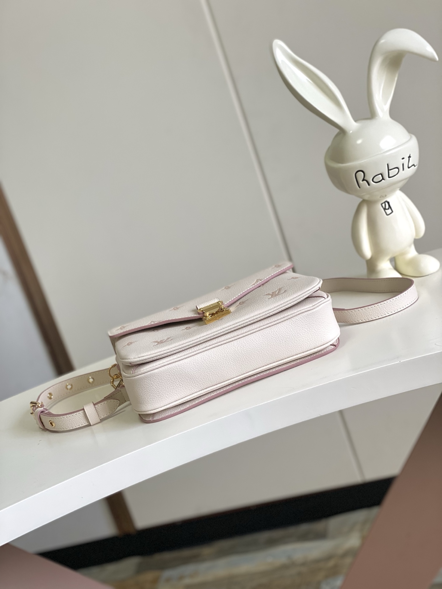 Louis Vuitton Messenger Bag White M