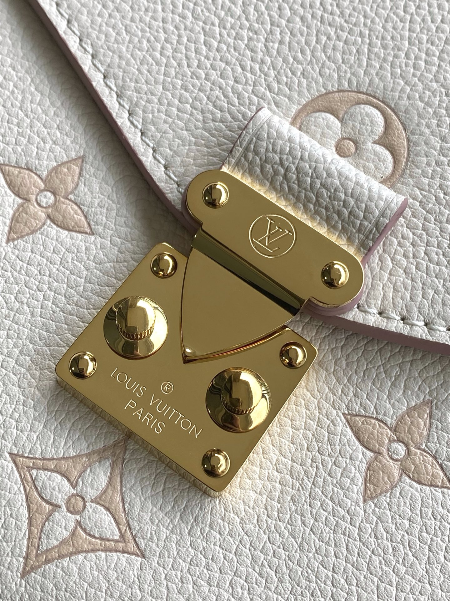 Louis Vuitton Messenger Bag White M