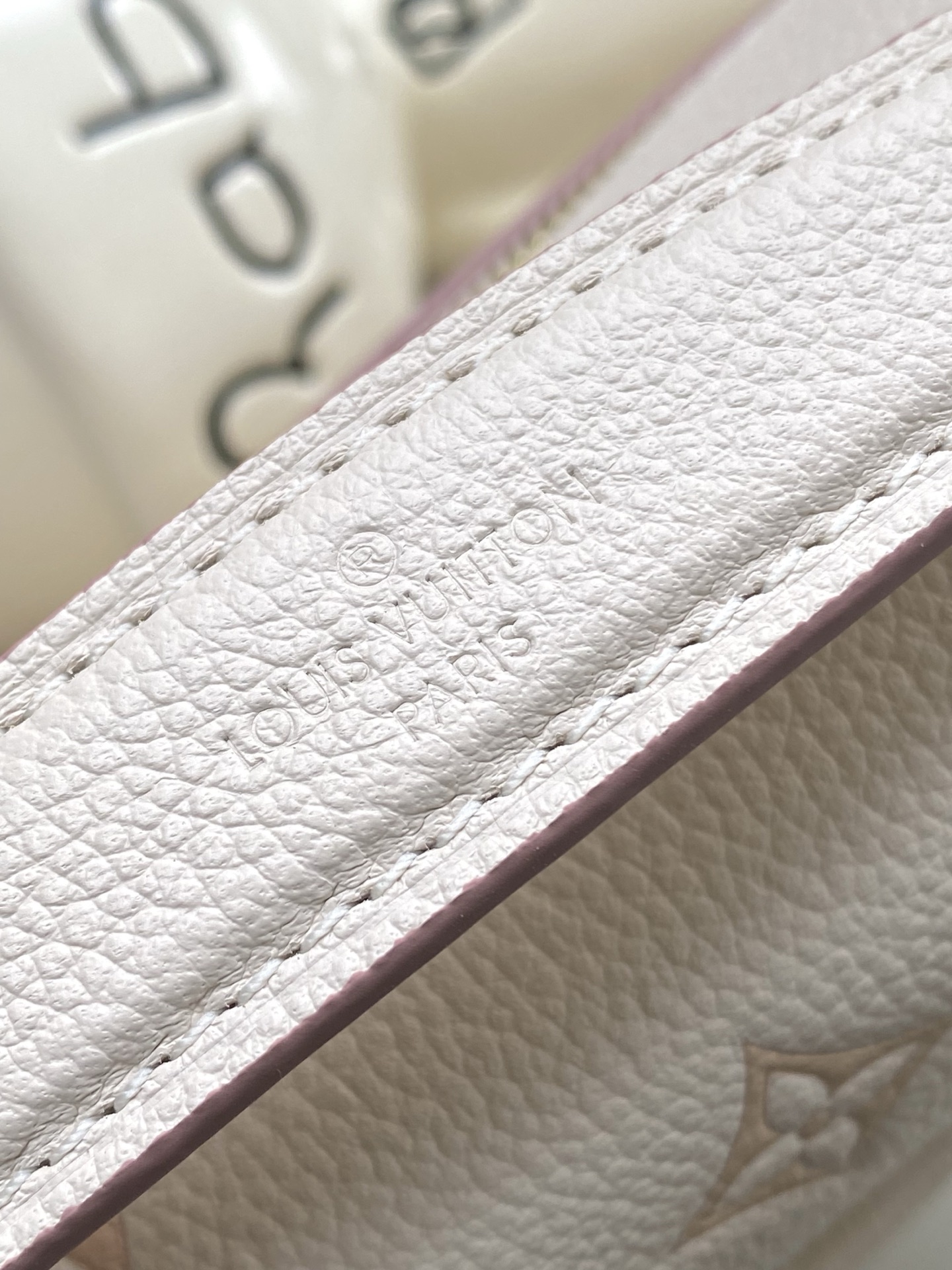 Louis Vuitton Messenger Bag White M