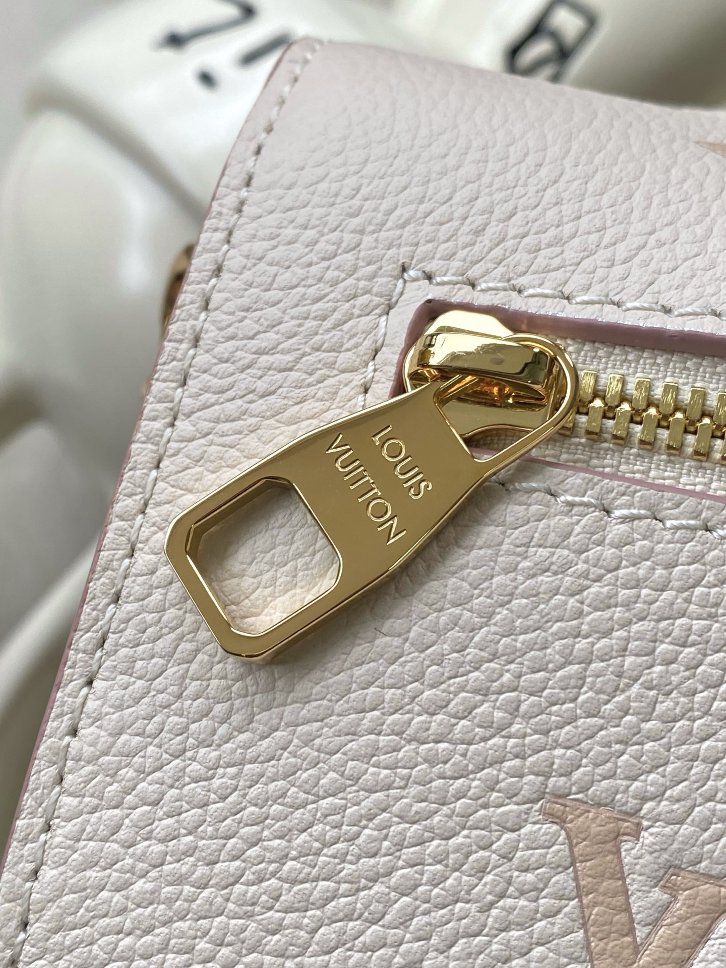 Louis Vuitton Messenger Bag White M