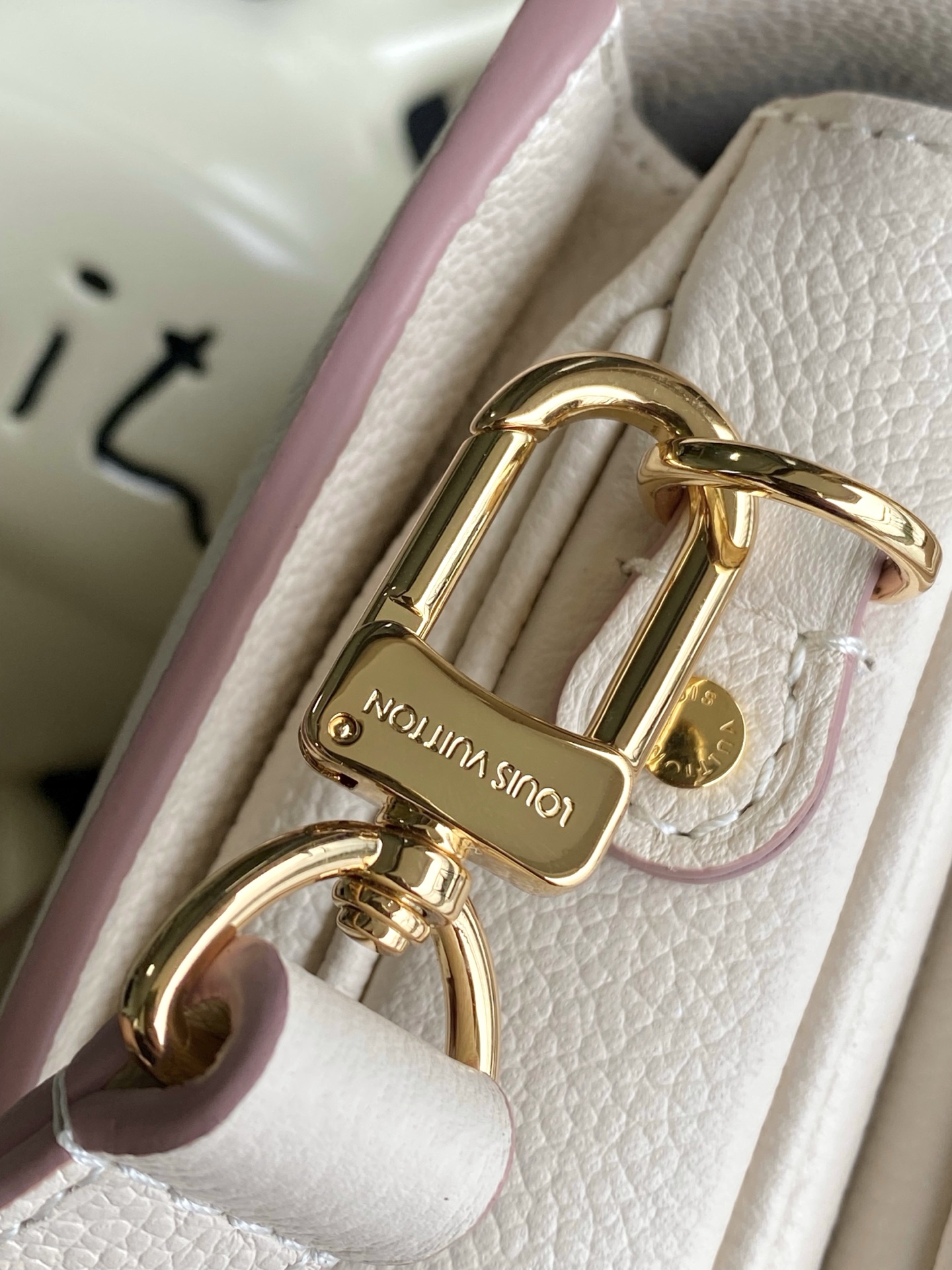 Louis Vuitton Messenger Bag White M