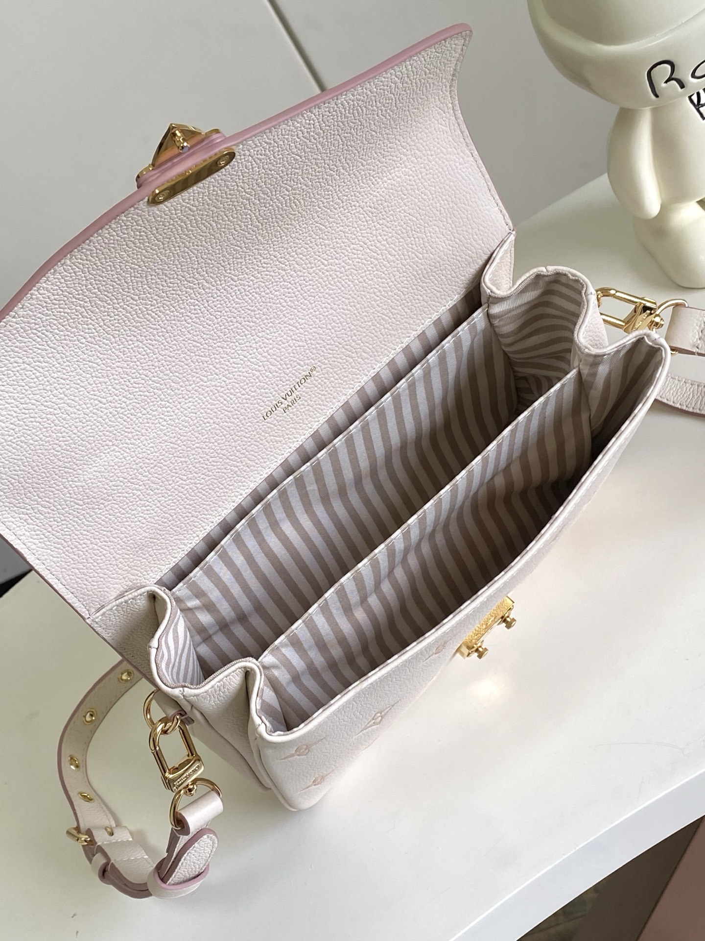 Louis Vuitton Messenger Bag White M