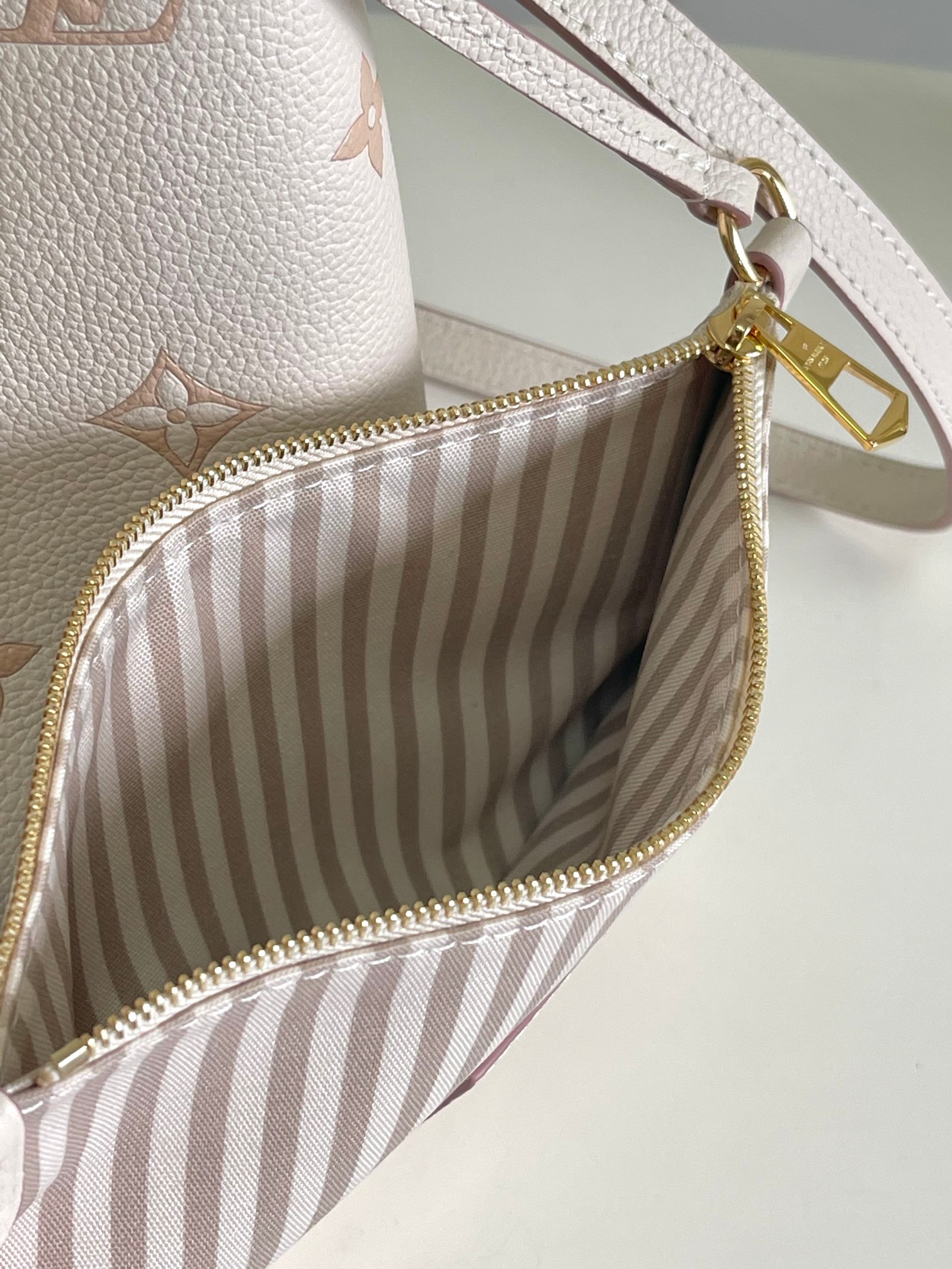 Louis Vuitton Basic Bag Cow Leather M